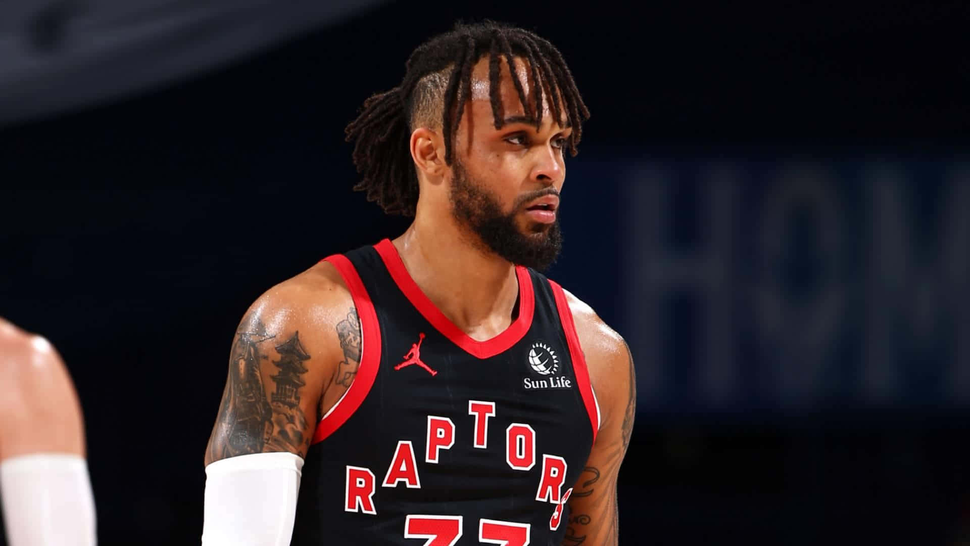 比賽期間身穿Raptors球衣並有紋身的職業籃球運動員。