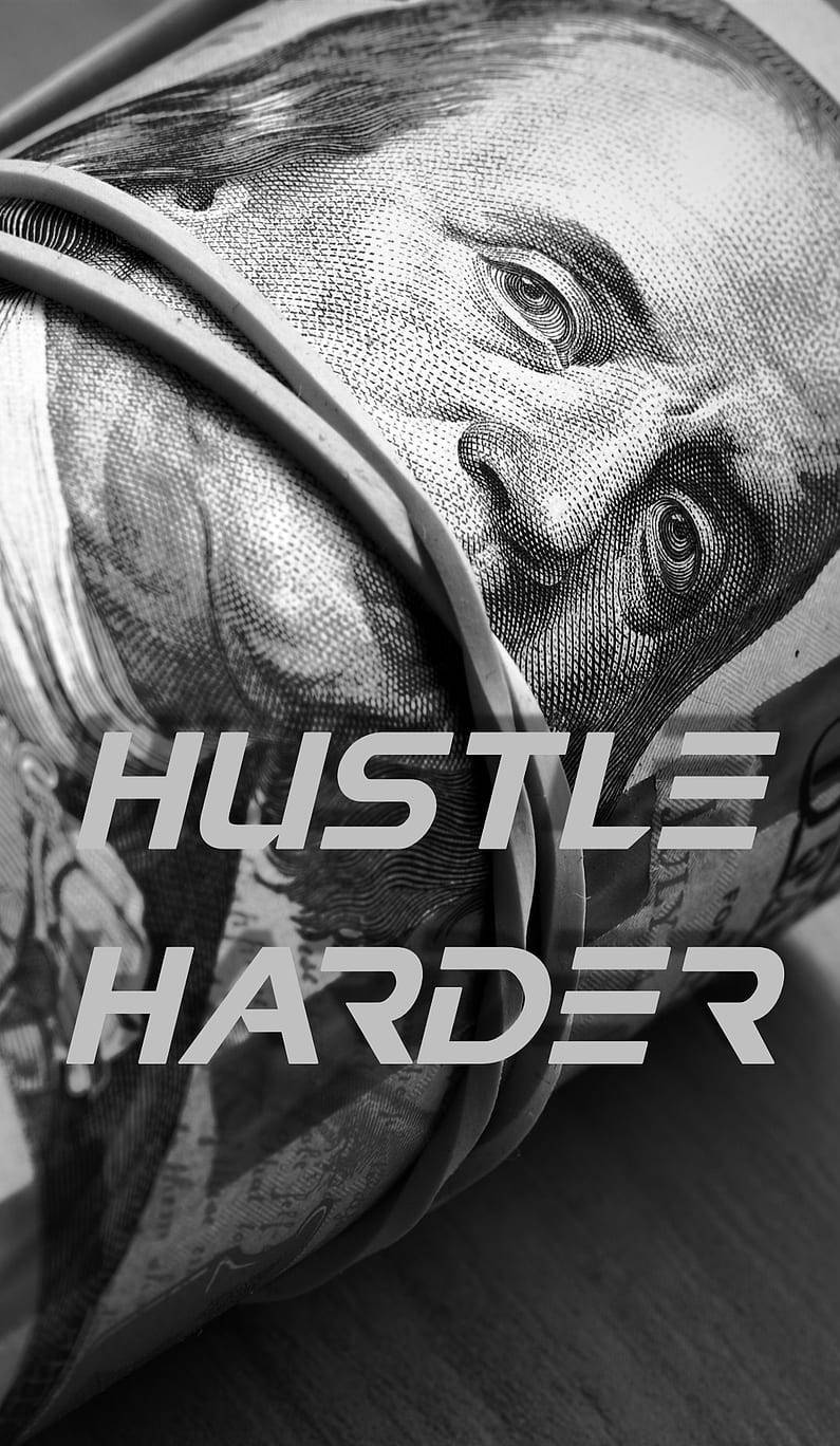 捲起的百元美鈔，帶有「HUSTLE HARDER」文字疊加。
