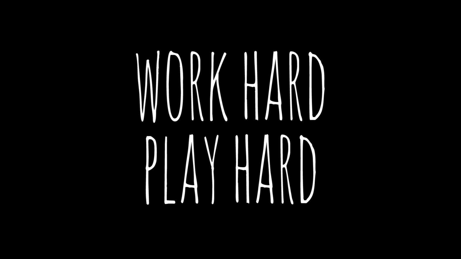 黑色背景上白色手寫字體的 Work hard play hard 勵志名言