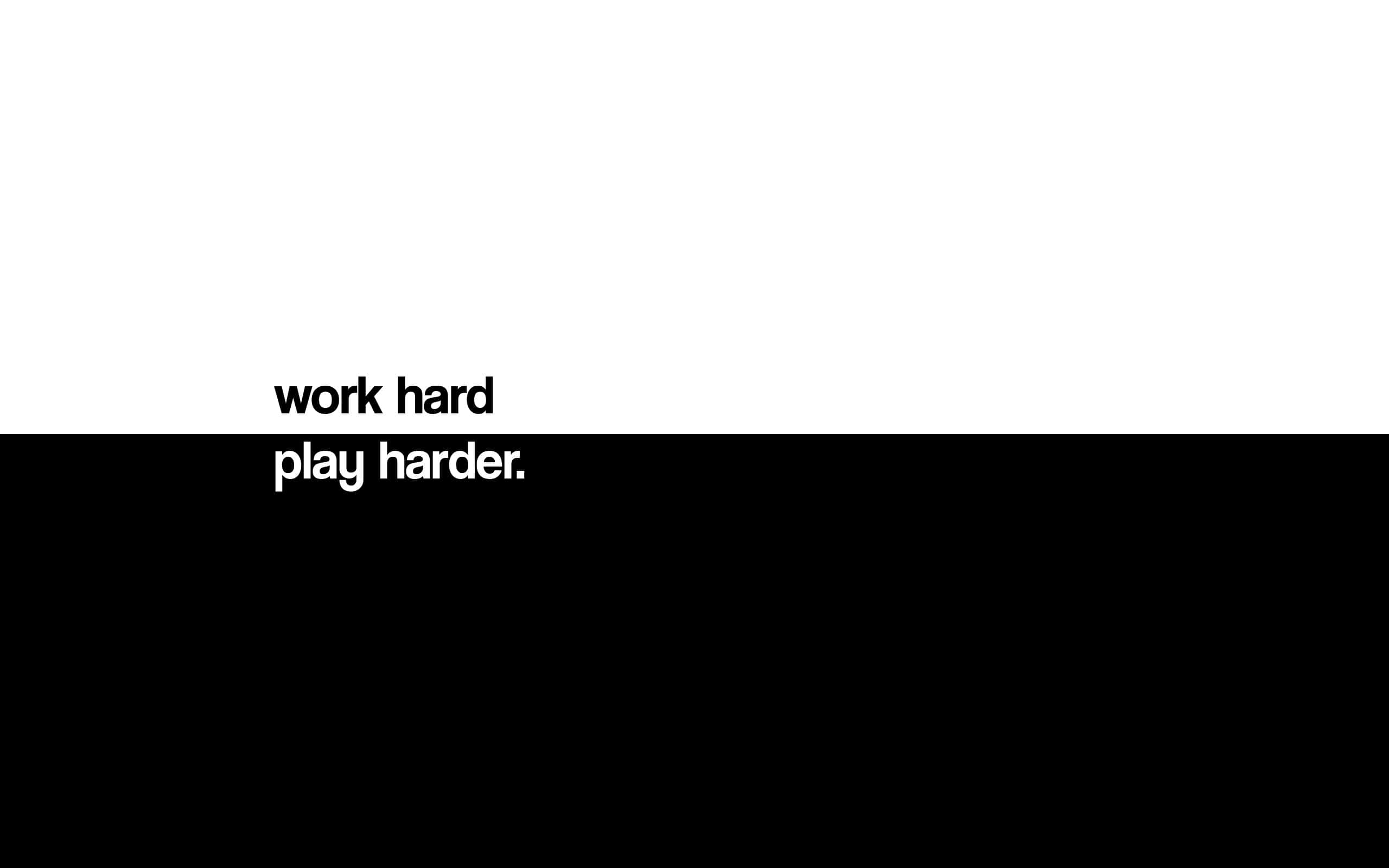 努力工作，玩得更開心畫面 壁紙 — 大膽的極簡文字「work hard play harder」橫跨鮮明的黑白水平帶。