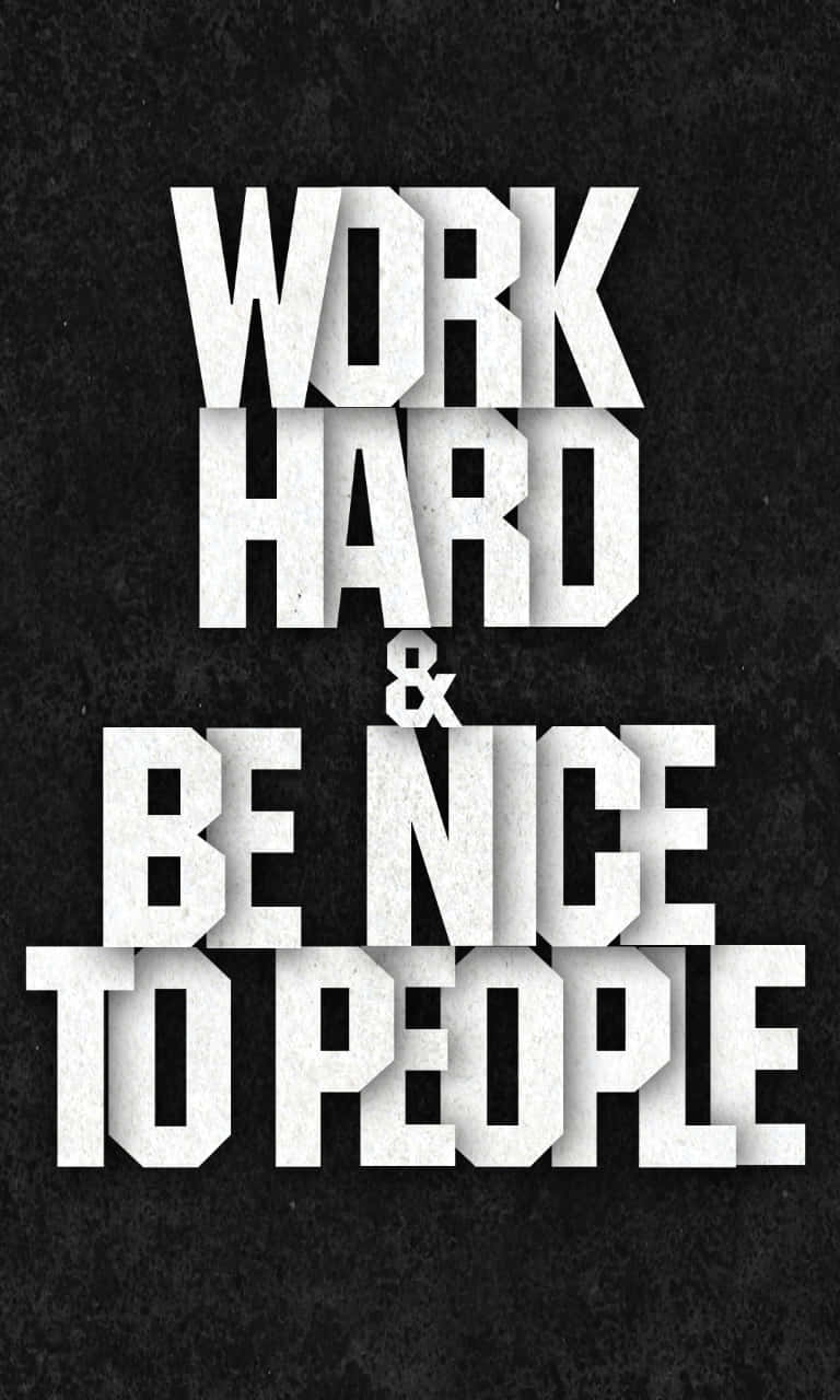 勵志語錄文字「work hard and be nice to people」以粗體白色字體顯示在黑色背景上
