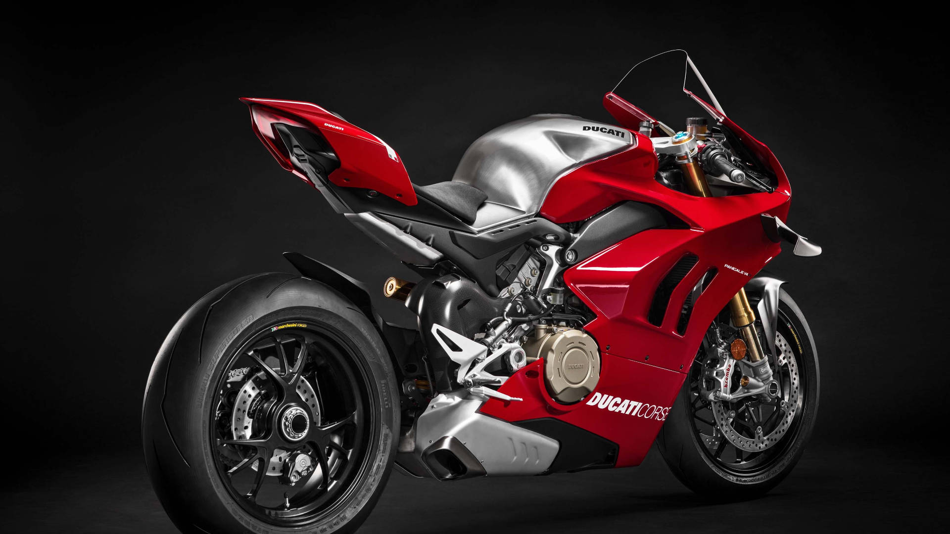 工作室環境中帶有銀色飾邊和黑色輪胎的紅色Ducati電單車。