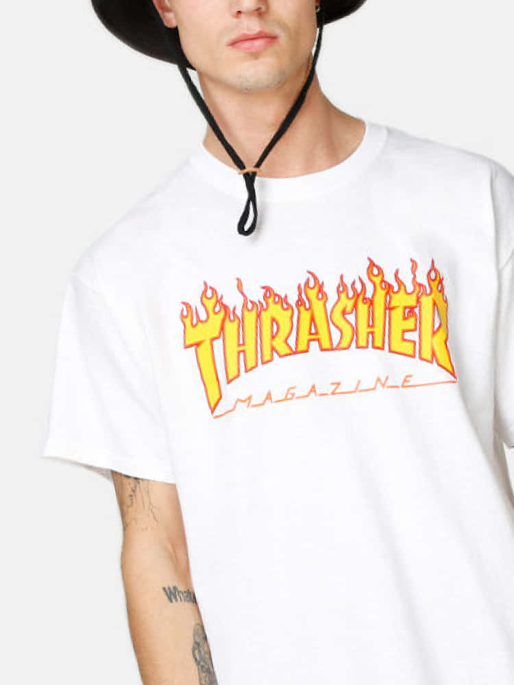 身穿白色Thrasher T恤和黑色帽子的人，可見紋身。