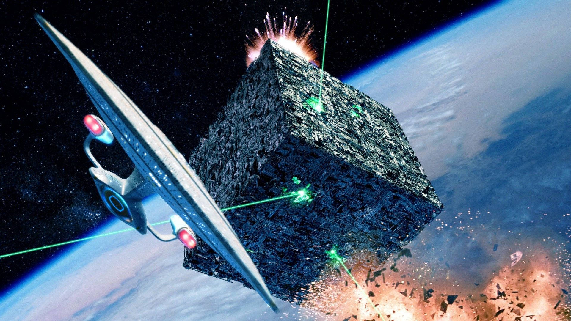 勇闖最終邊疆的壯烈太空戰 壁紙 — 一艘流線型星艦在深空中向藍色行星上方一個巨大崩裂的立方體發射綠色激光。