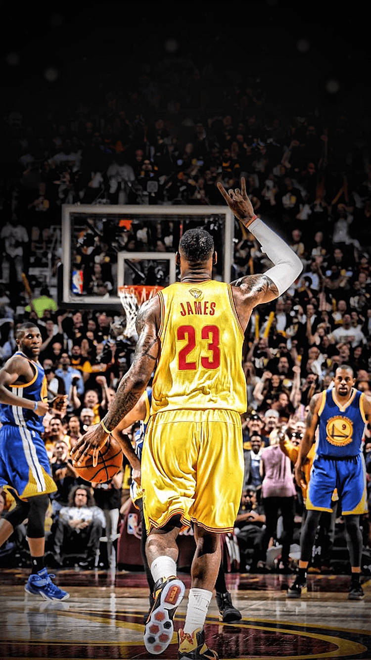 勒邦占士在NBA比賽中身穿黃色球衣運球，觀眾歡呼。