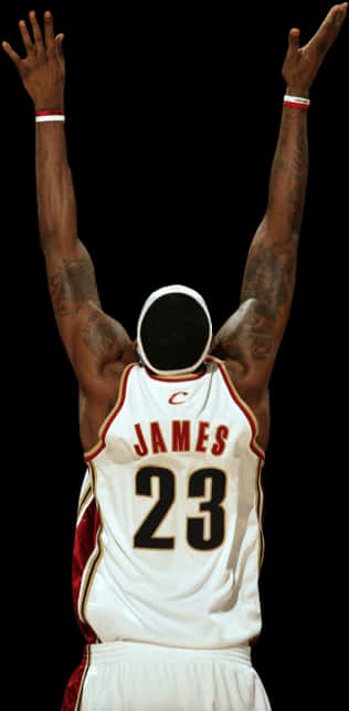 勒布朗·詹姆斯慶祝姿勢 壁紙 — 一名身穿白色球衣、背後印有 'JAMES 23' 的籃球運動員，在黑色背景前高舉雙臂慶祝勝利。
