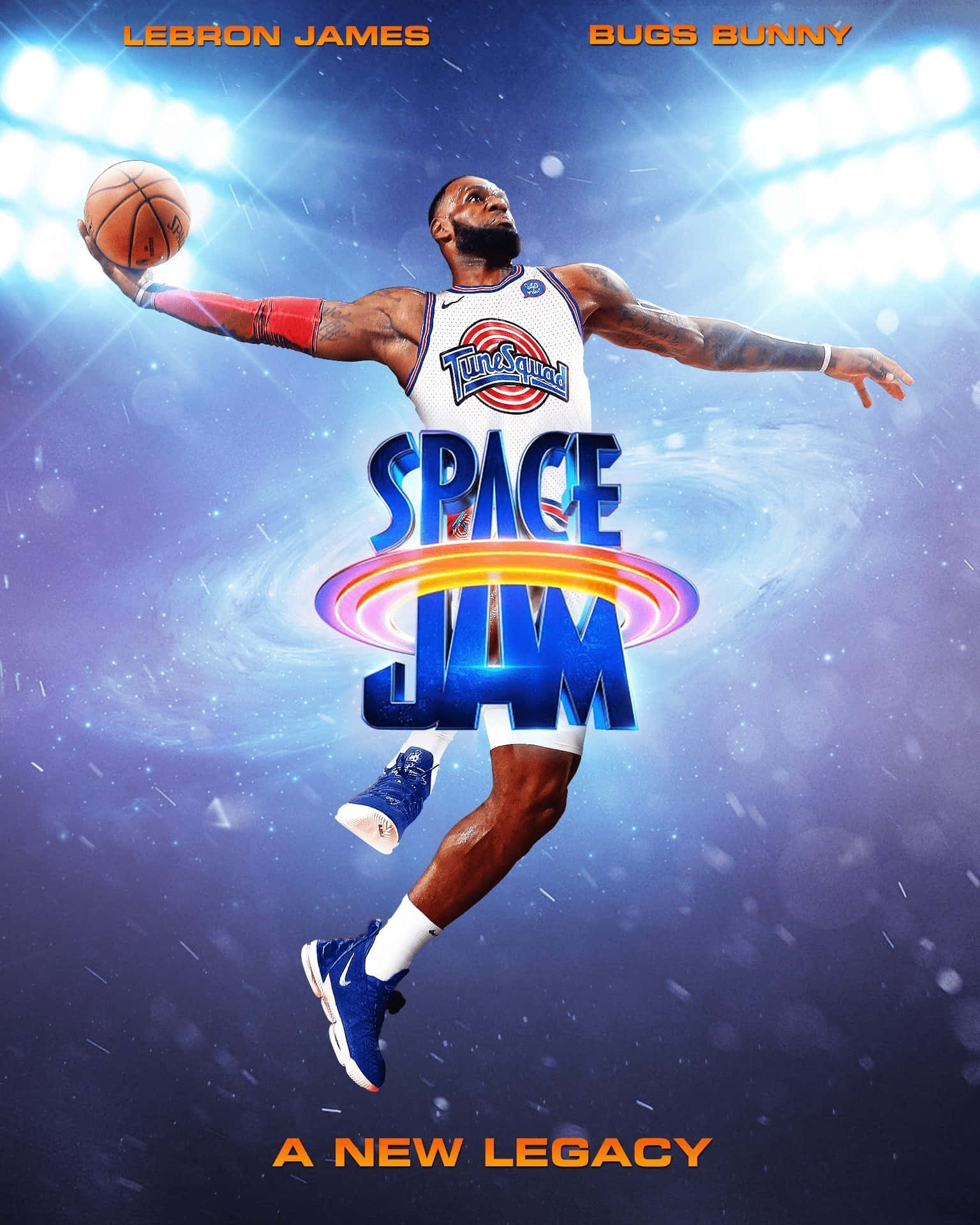 Space Jam A New Legacy 桌布 壁紙 — 勒邦占士在明亮的體育場燈光下，穿著「Tune Squad」球衣在宇宙籃球場上跳躍。