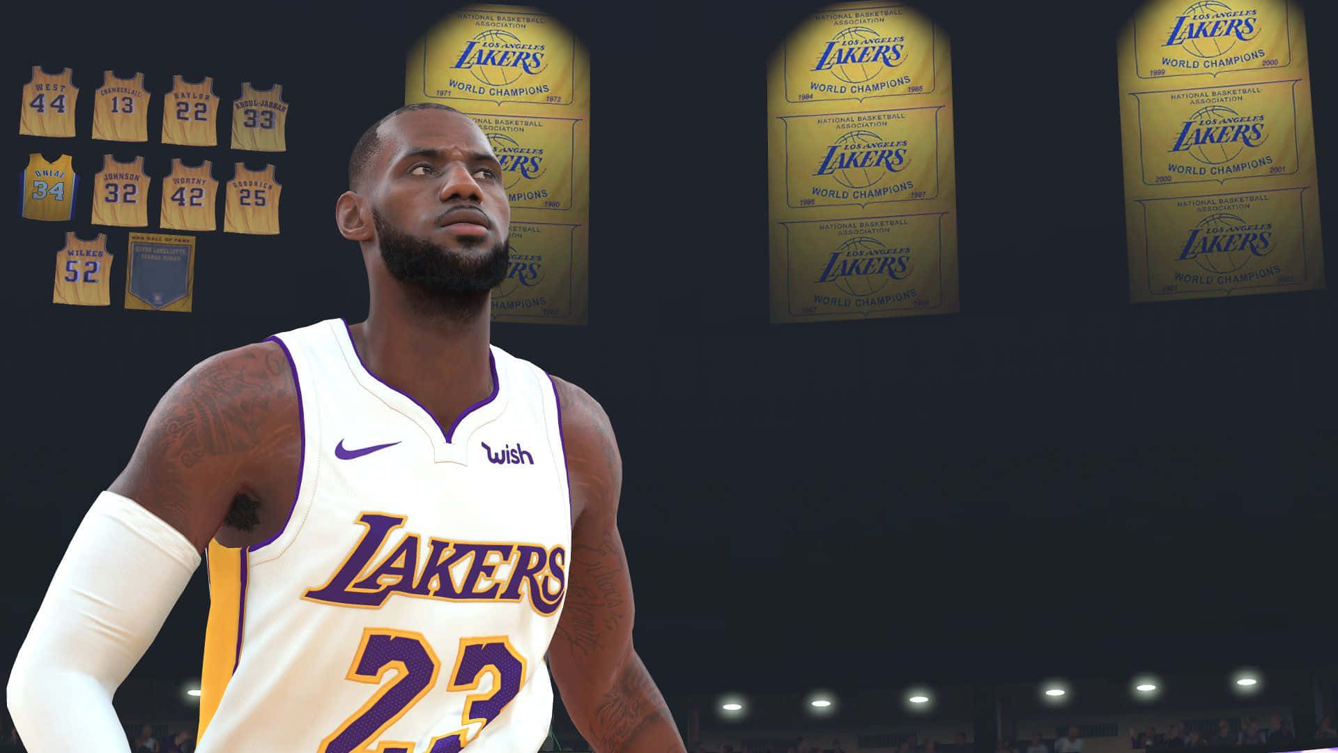 NBA 2k20 桌布 壁紙 — 勒邦占士身穿湖人球衣，在昏暗的場館中站在冠軍旗幟前。