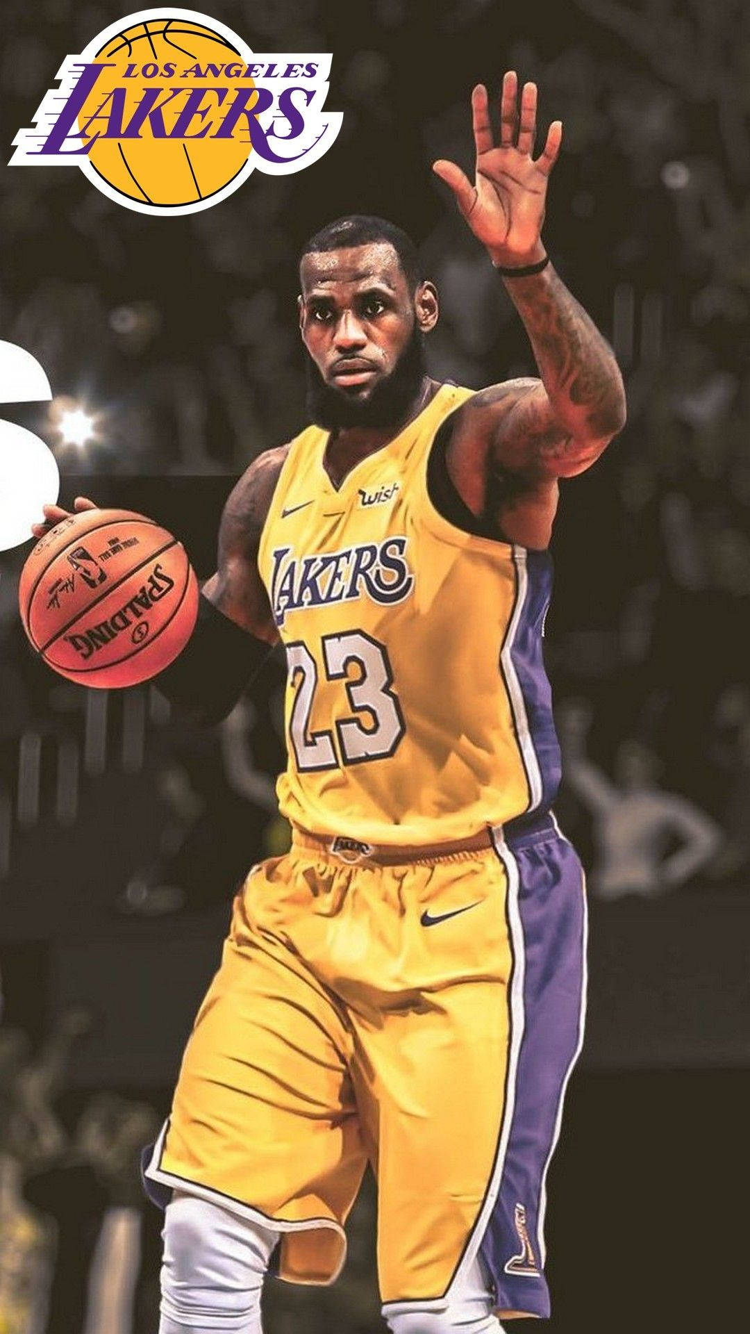 NBA 桌布 壁紙 — 勒邦占士身穿黃色湖人球衣，手持籃球，在場館燈光下向球迷揮手。