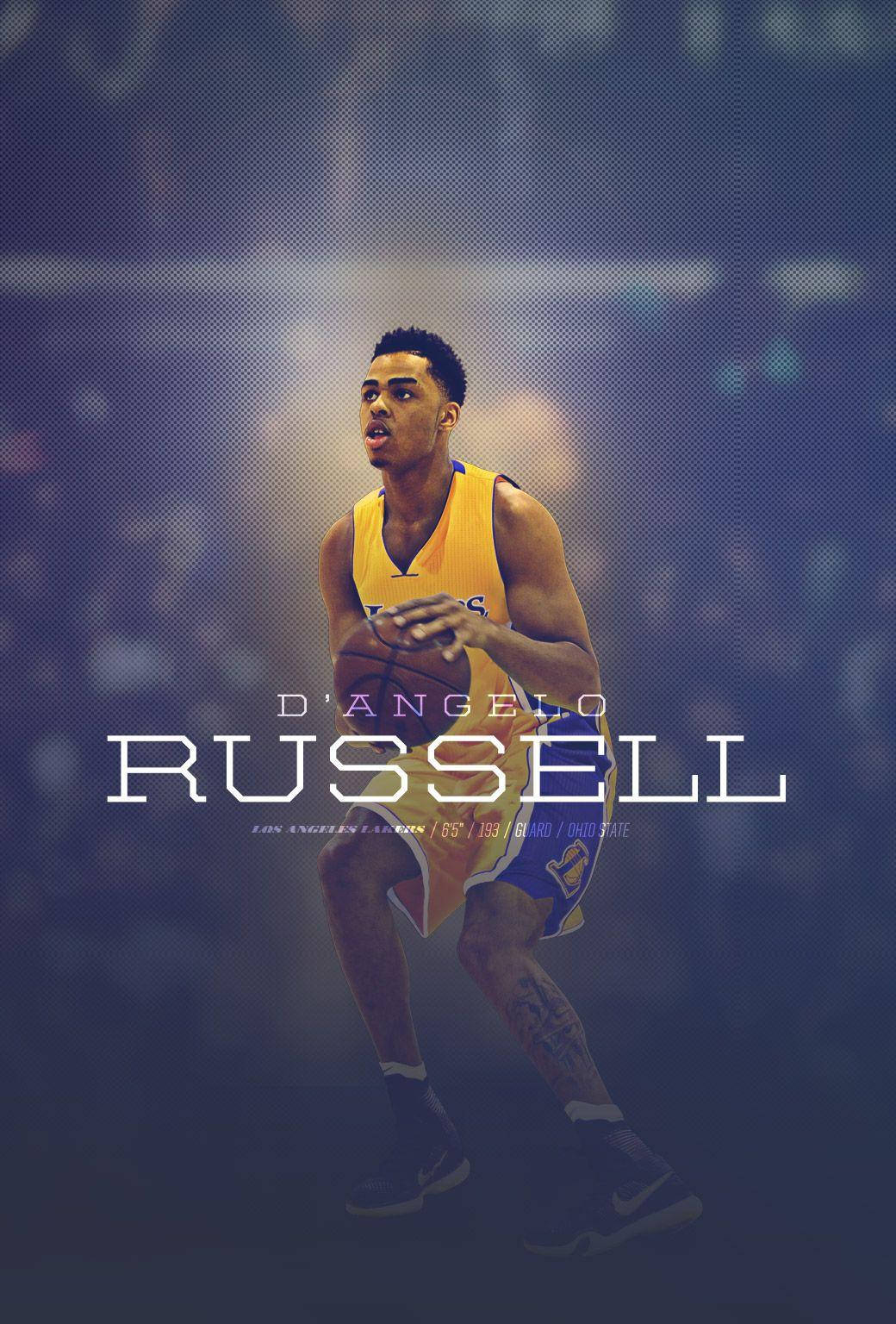 動感D'安吉洛·羅素比賽瞬間 壁紙 — 身穿黃色湖人球衣的D'Angelo Russell在模糊的球場背景下專注地運球。