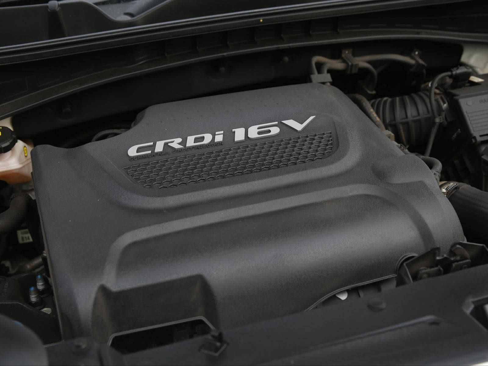 特寫一個帶有 CRDi 16V 文字的汽車引擎蓋。