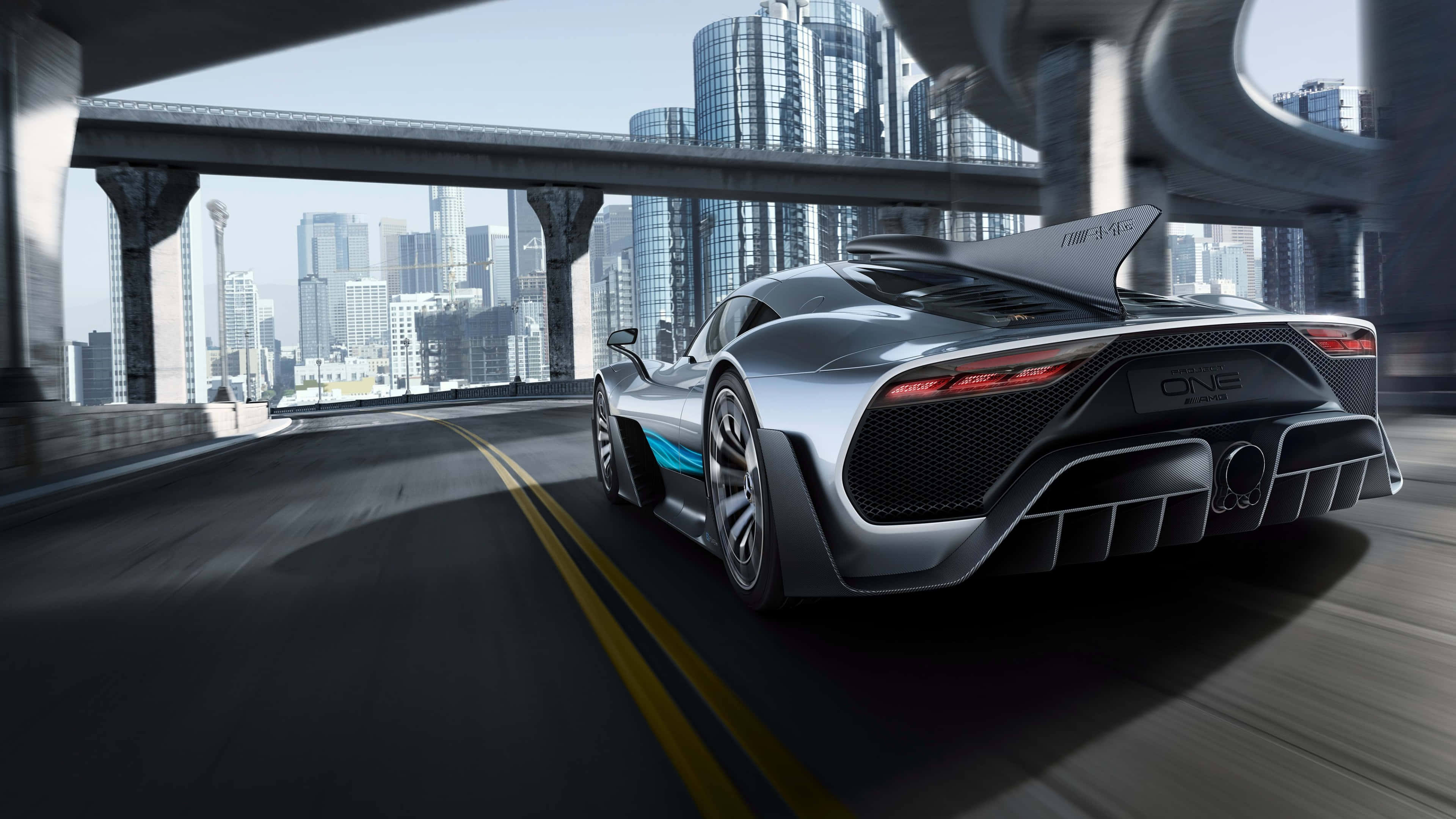 動感與速度 - 4K Project Cars 背景 壁紙 — 一輛帶有藍色點綴的銀色超級跑車在混凝土高架橋下奔馳，背景是高聳的玻璃摩天大樓。