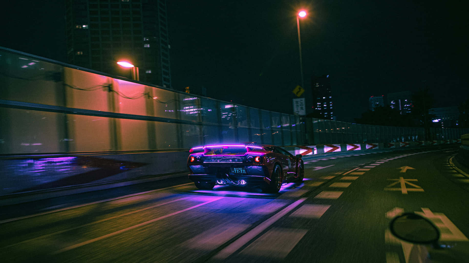 霓虹跑車在夜間城市街道上飛馳。