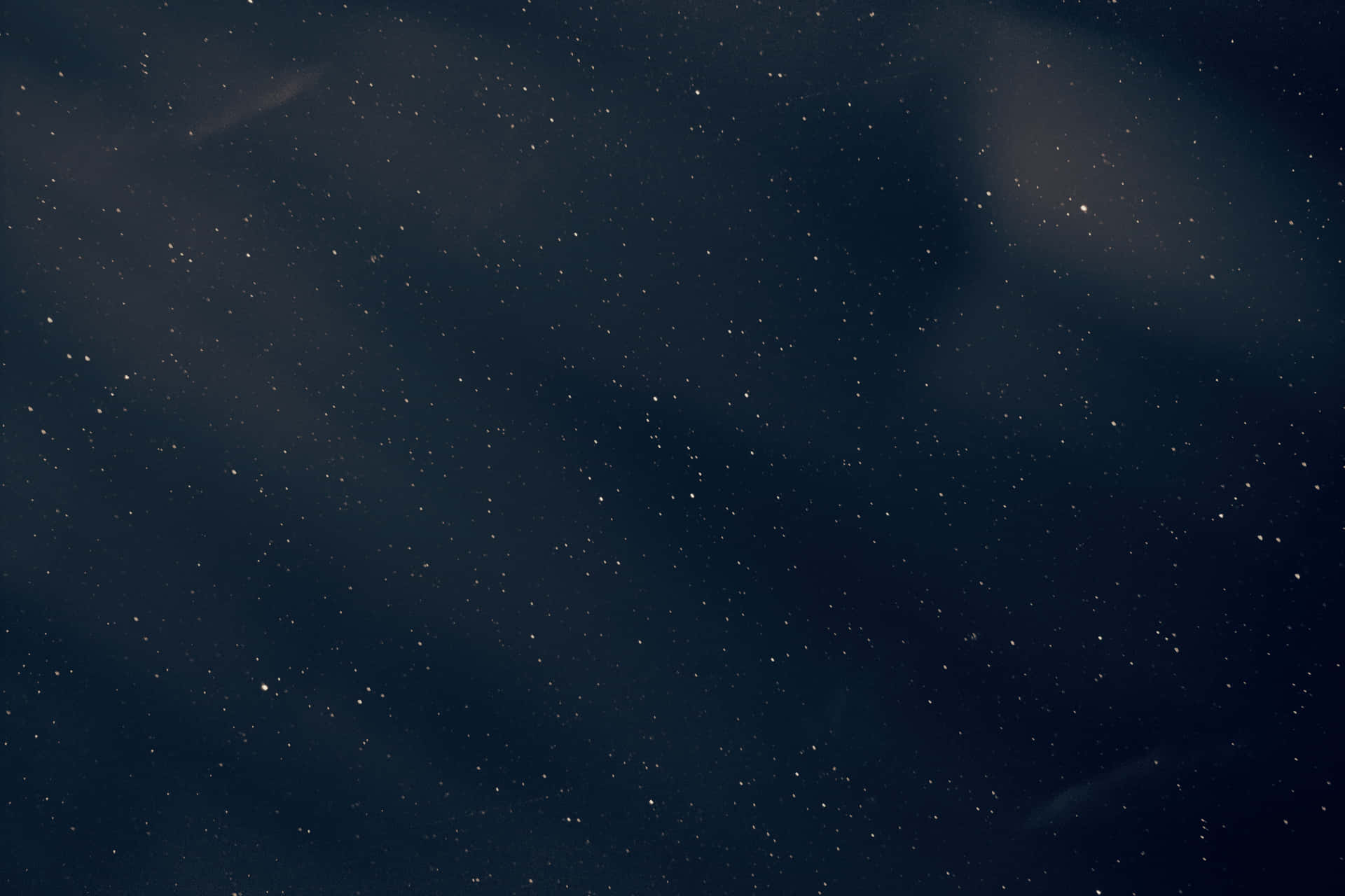 繁星點點的夜空，柔軟的雲彩飄過深藍色的天空。