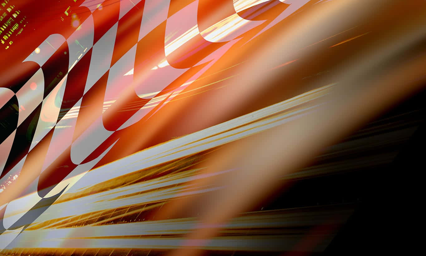 Chequered Flag 桌布 壁紙 — 動態抽象運動模糊條紋，呈現火橙色和金色，帶有棋盤格賽車旗圖案。