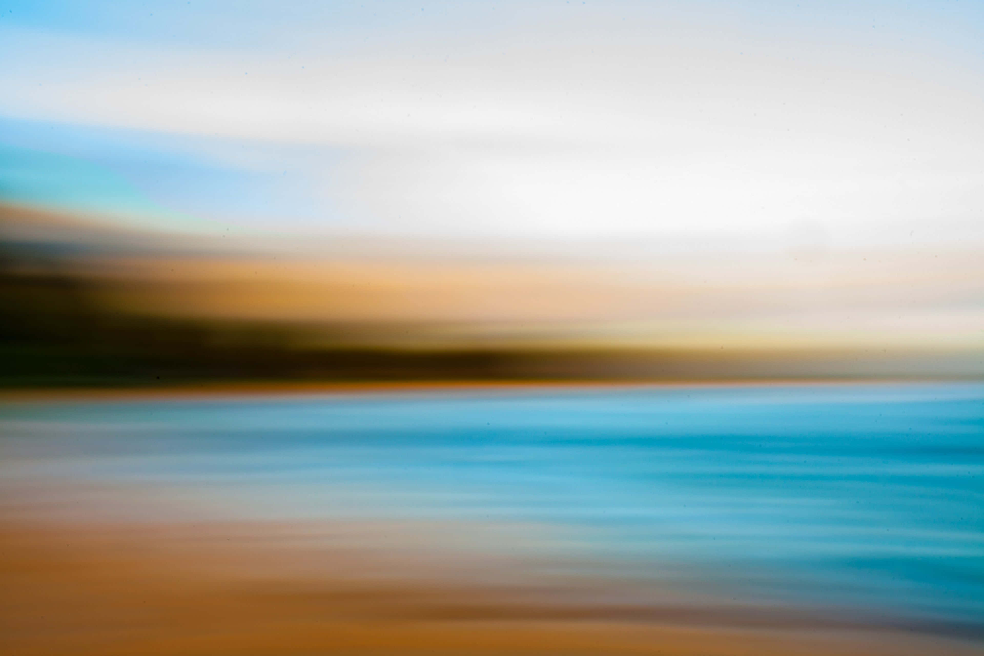 texture 桌布 壁紙 — 動態模糊的海景，帶有藍色、橙色和白色的柔和漸變，營造出寧靜的日落地平線。