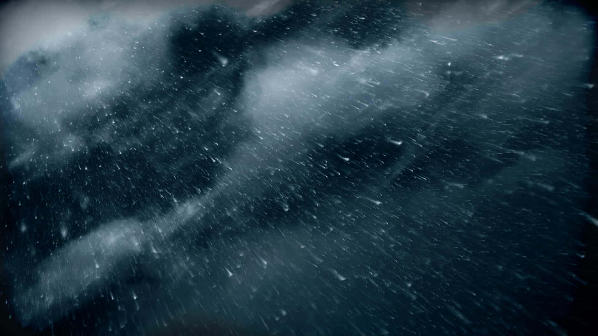 落雨 桌布 壁紙 — 動態的暴風雨天空，有旋轉的烏雲和被柔和藍光照亮的飄落雪花。