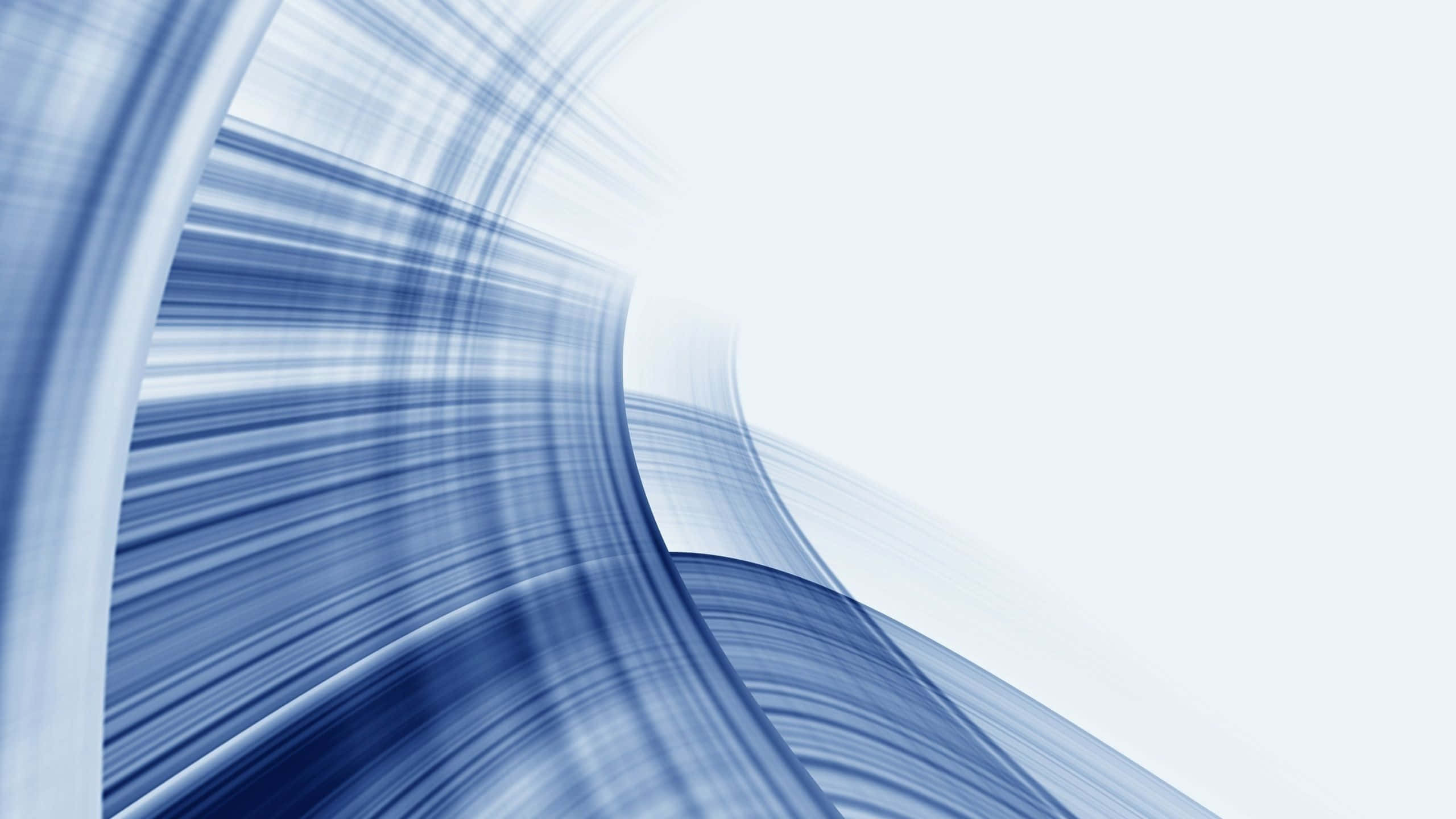 Abstraction 桌布 壁紙 — 動態藍色抽象線條在明亮的白色背景上彎曲流動，營造出動感和現代優雅感。