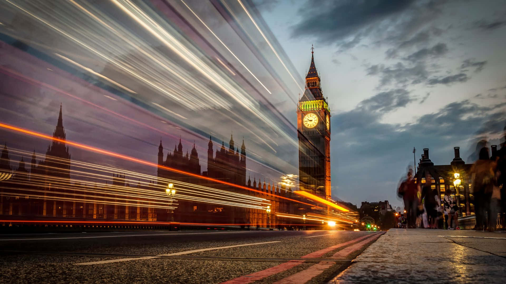 UK 桌布 壁紙 — 動態長時間曝光捕捉到暮色中標誌性大笨鐘背景下拖曳的交通燈和剪影行人。