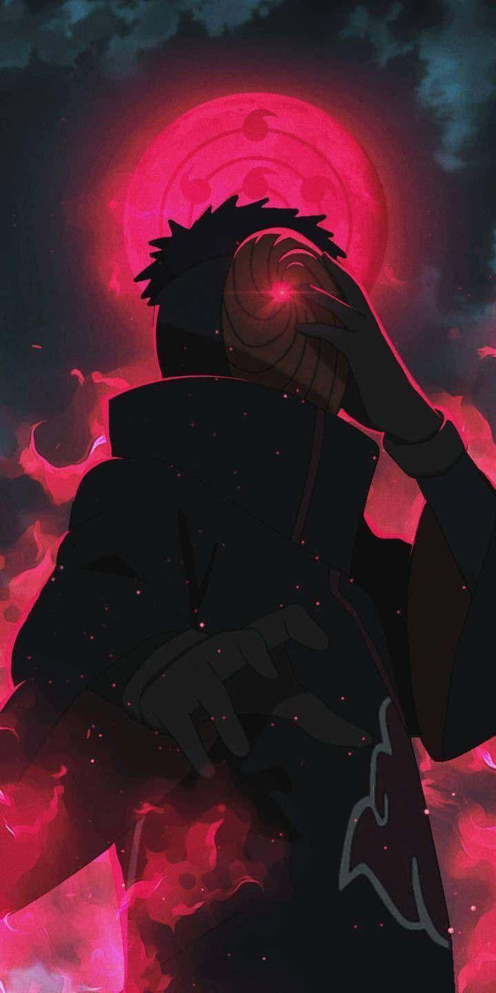 動漫《火影忍者》宇智波奧比特紅色火焰氣場 壁紙 — 一個黑髮動漫角色穿著黑色斗篷，在火紅月亮背景下用發光的紅色螺旋圖案遮住眼睛。