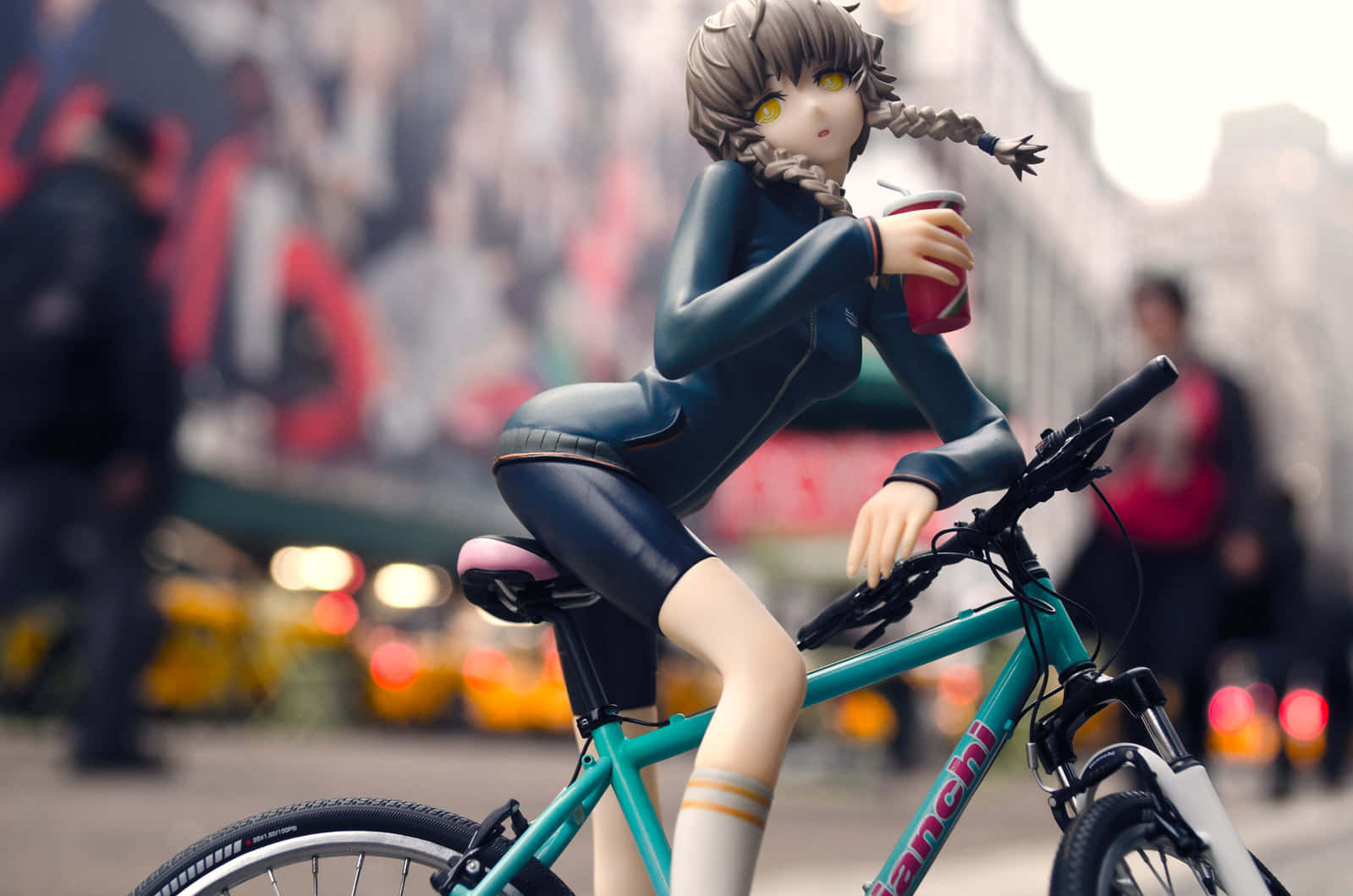 Suzuha Amane 桌布 壁紙 — 動漫公仔，一個辮子頭髮、黃色眼睛的女孩騎著青綠色自行車，在模糊的城市街道上拿著紅色杯子。