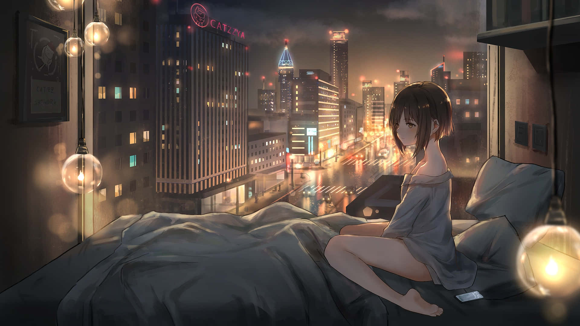 一位年輕女性坐在床上，透過窗戶看著夜晚下雨的霓虹城市。