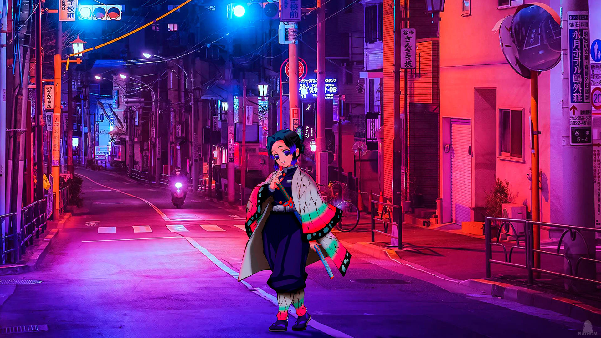 動漫夜景城市中女孩擺姿 壁紙 — 一個風格化的動漫角色站在夜晚霓虹燈閃爍的東京小巷中，沐浴在粉紅色和藍色的街燈下。