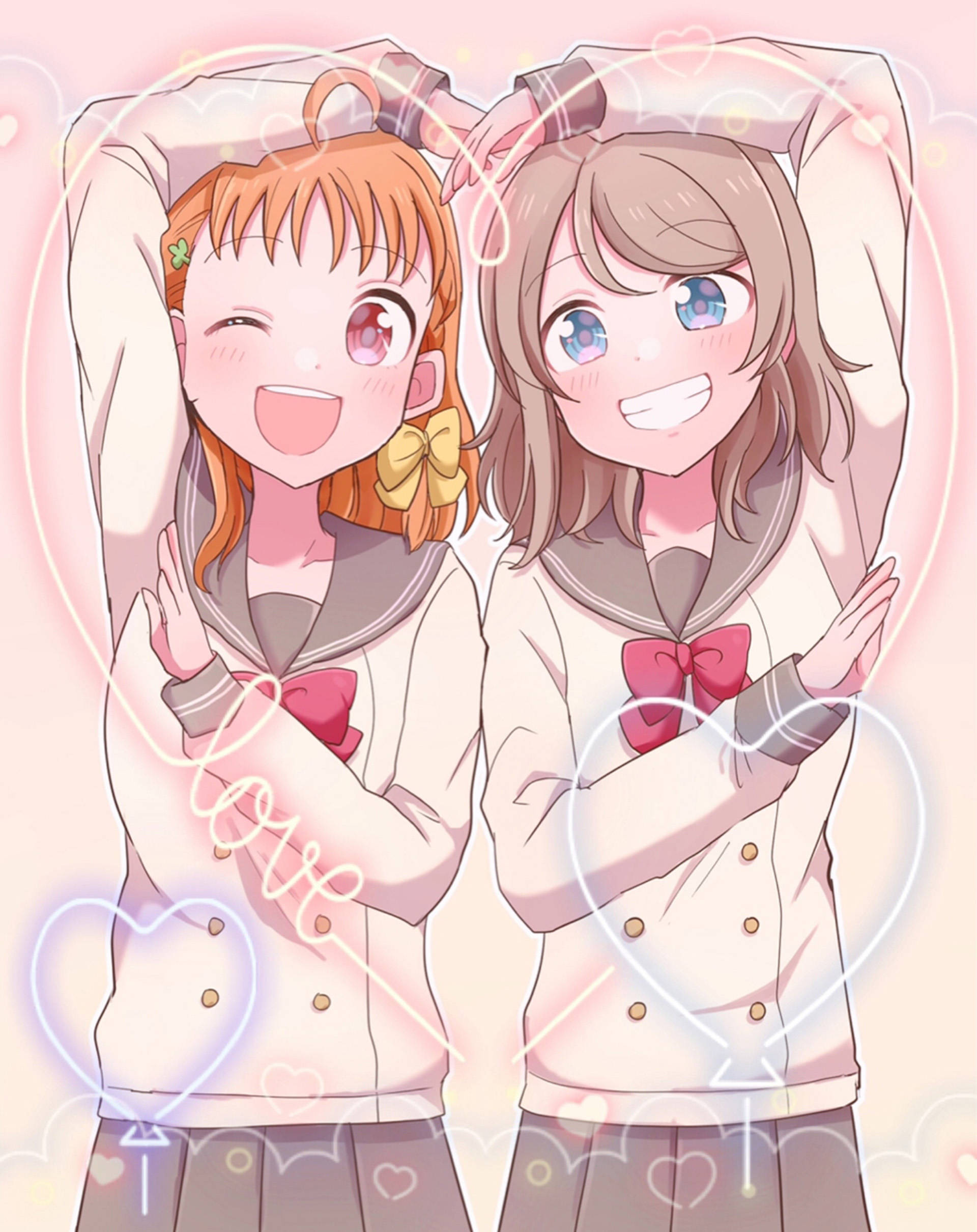 動漫女同性戀愛訊號 壁紙 — 兩個穿著水手服嘅開心動畫女仔，喺心形同發光嘅「愛」文字包圍下開心咁伸展身體。