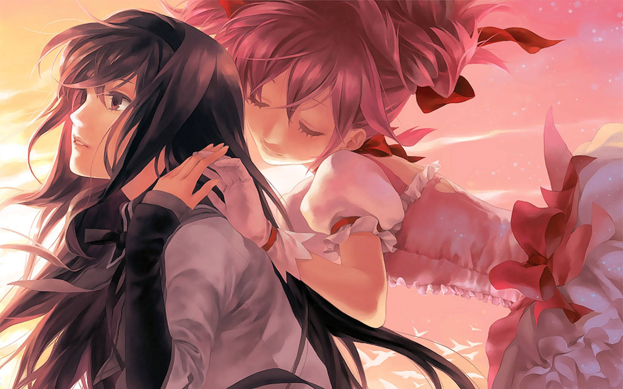 動漫女同性戀角色：Homura Akemi 壁紙 — 兩個動漫女孩在閃爍的粉紅色日落天空下，伴隨著柔軟飄浮的花瓣，溫暖地擁抱。