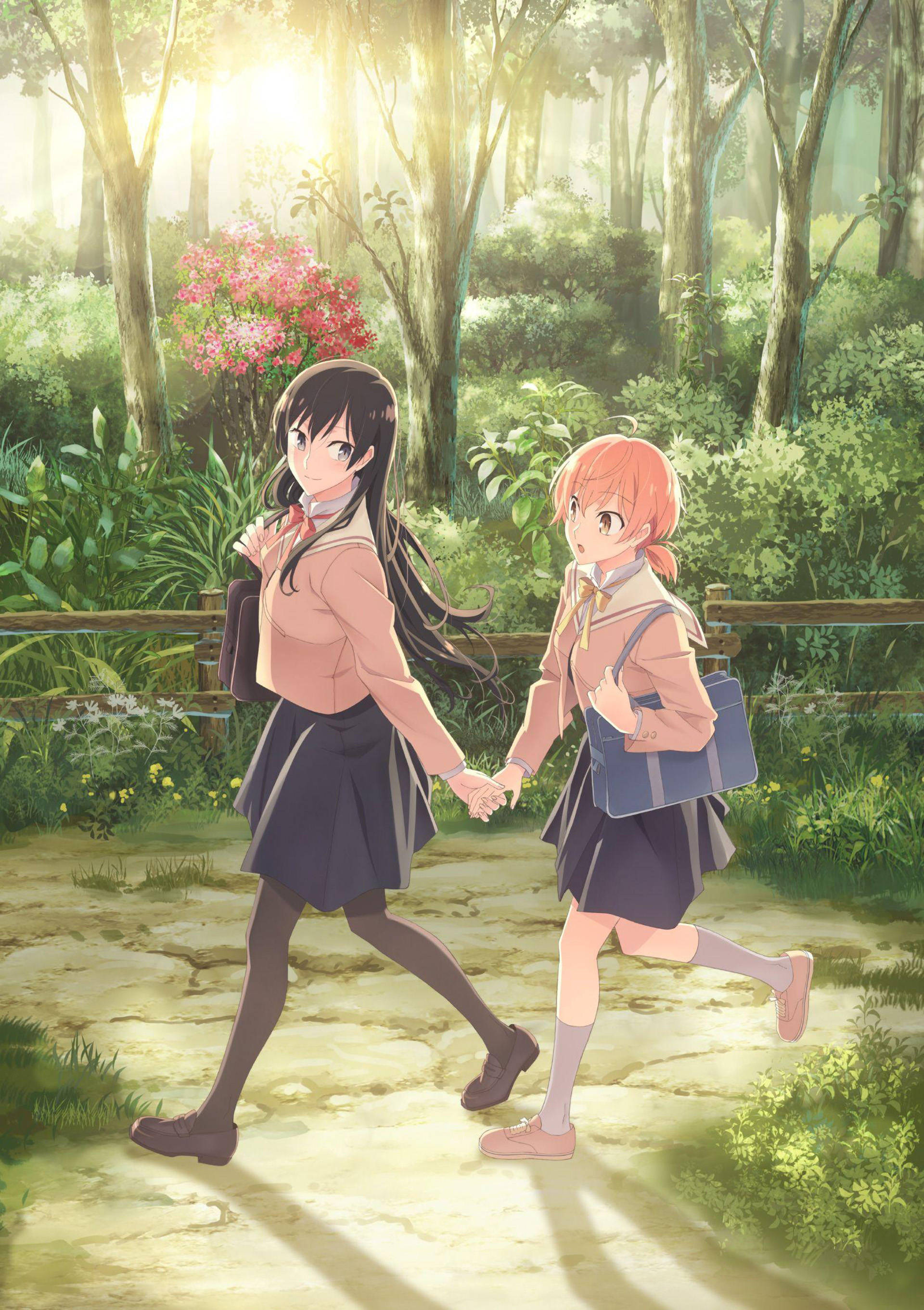 動漫女同性戀角色：森林中 壁紙 — 兩個穿著校服的動漫女孩手牽手，走在一條陽光普照、有粉紅色花朵和斑駁光線的森林小徑上。