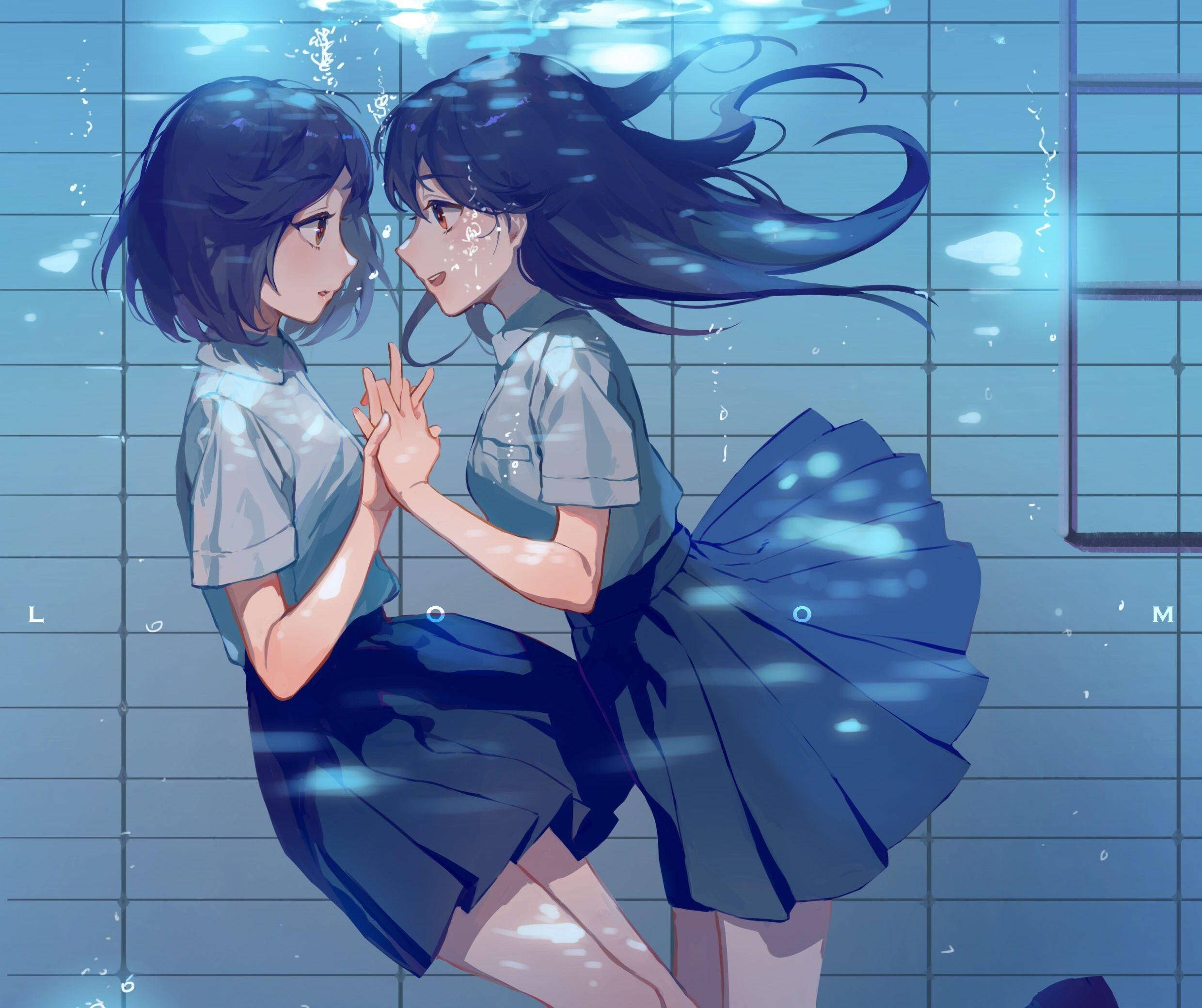 動漫女同性戀角色：泳池中 壁紙 — 兩個穿著校服的動漫女孩在瓷磚牆附近的水中牽手，光線透過。