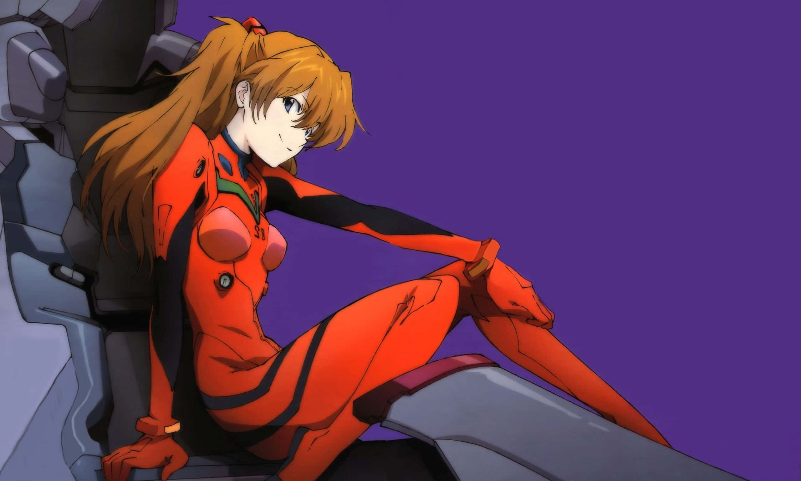 Asuka Langley Soryu 桌布 壁紙 — 動漫女孩，橙色頭髮，身穿紅色插頭服，靠著灰色機甲，背景為紫色。