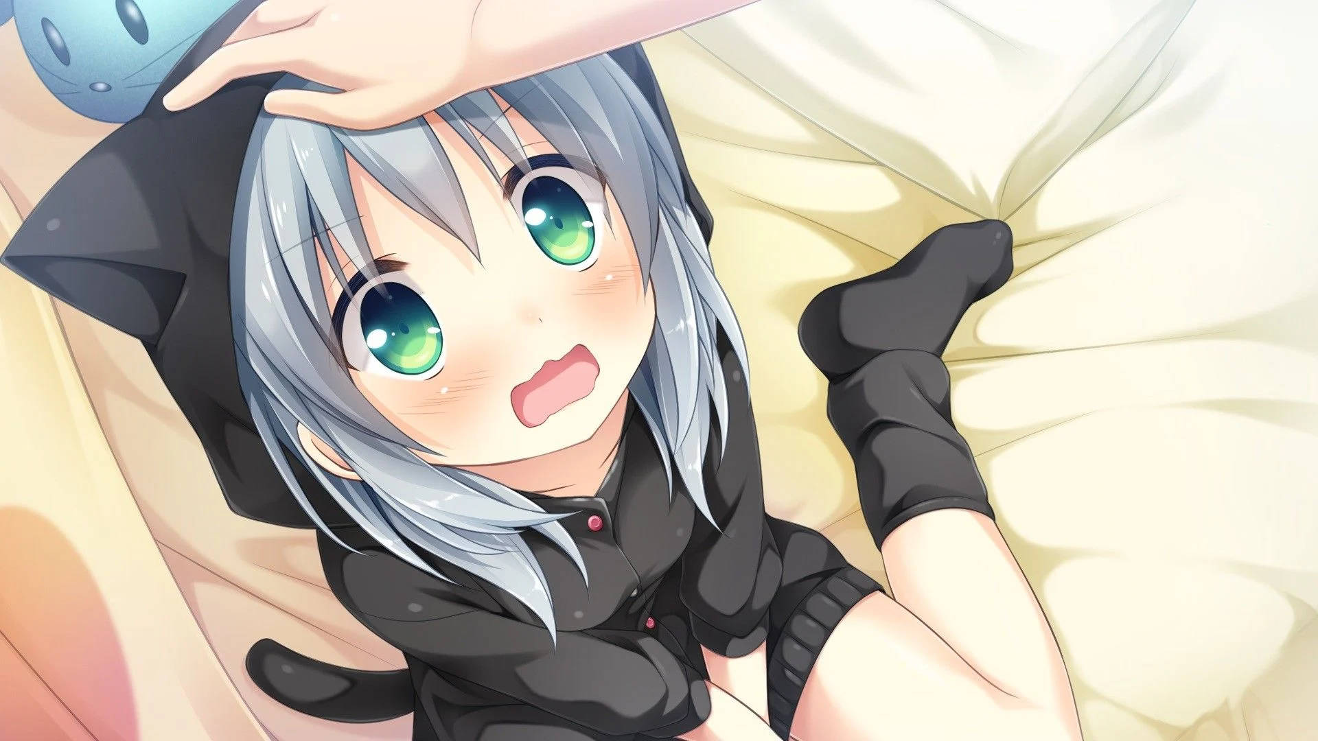 動漫女孩Neko 壁紙 — 一個可愛的動漫女孩，銀色頭髮和綠色眼睛，躺在床上，穿著黑色貓咪主題連帽衫和襪子。