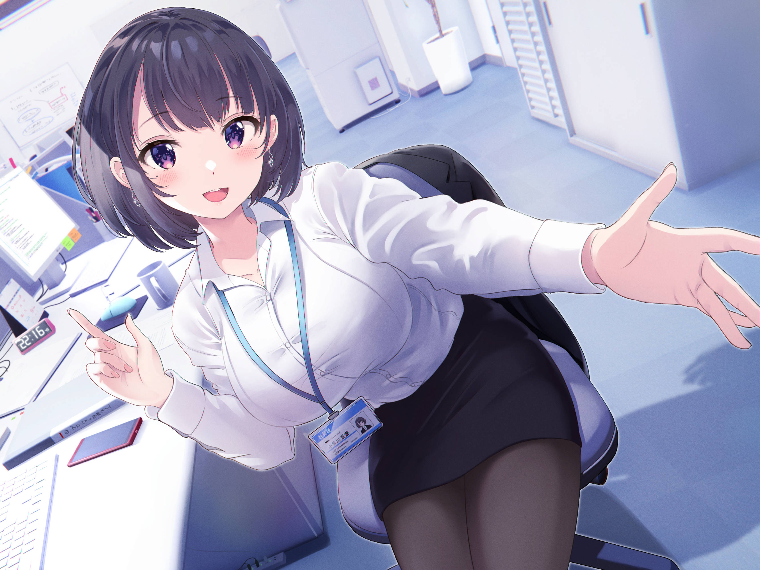 動漫女孩在辦公室工作 壁紙 — 一位開心的動畫辦公室職員，身穿白色襯衫和黑色裙子，在明亮現代的工作空間中，從她的辦公桌上微笑並做手勢。