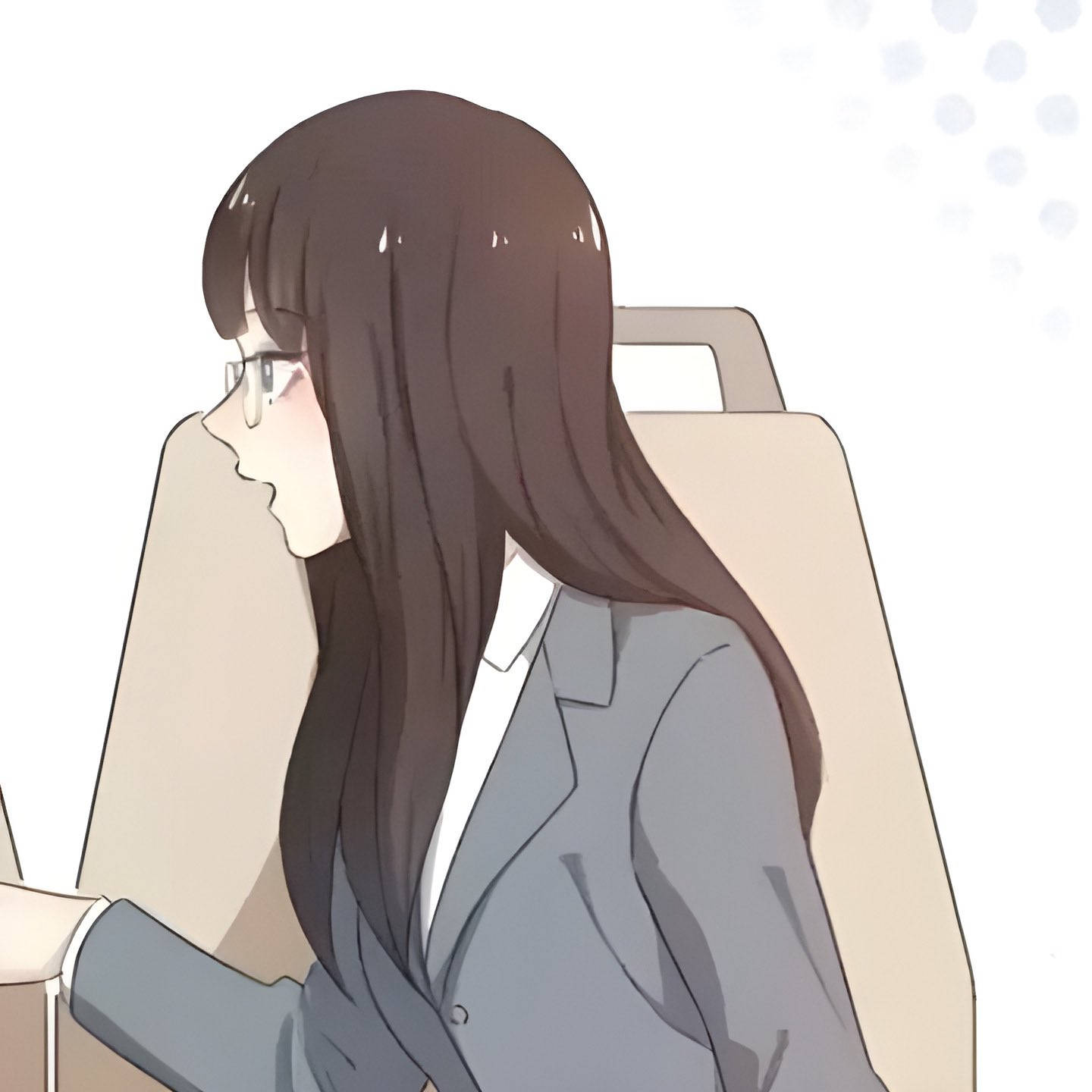 動漫女孩坐椅伸手配對頭像 壁紙 — 長黑髮戴眼鏡的動漫女孩坐在米色椅子上，穿著灰色西裝外套和白色襯衫。