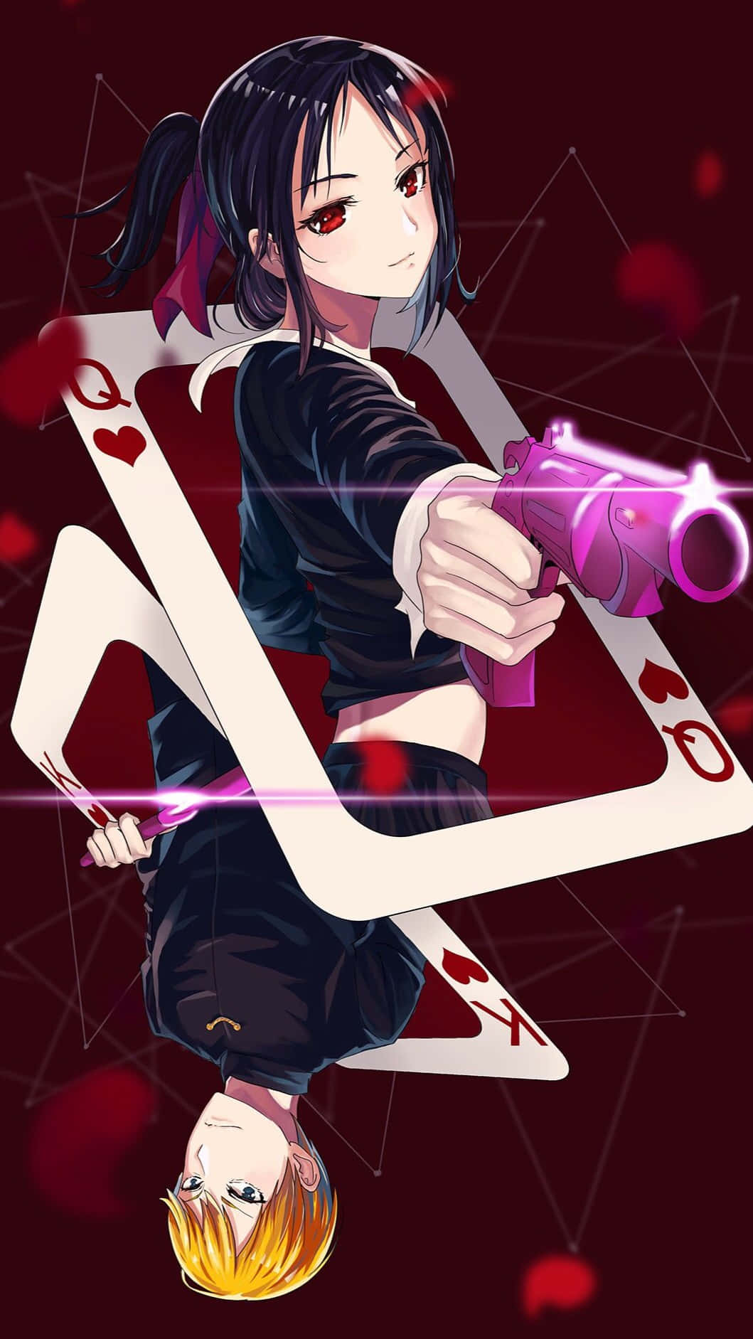 動漫女孩槍戰對決 壁紙 — 一個紅眼黑髮的動漫女孩，被一張巨大的紅心皇后撲克牌框住，揮舞著一把發光的紫色槍。