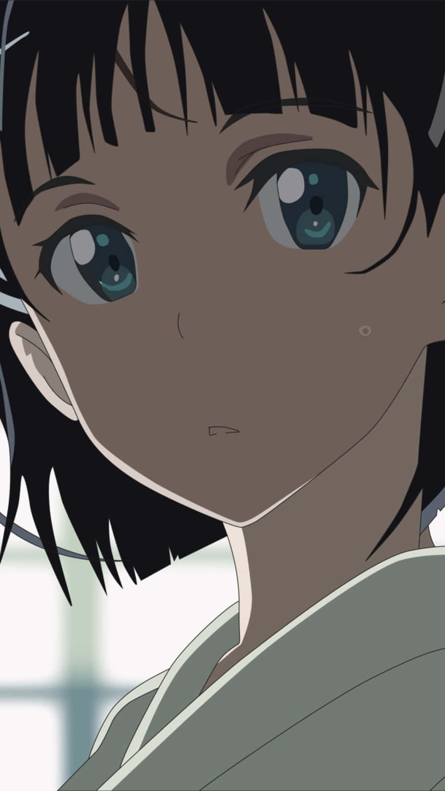 Suguha Kirigaya 桌布 壁紙 — 動漫女孩特寫，擁有引人注目的藍色眼睛和黑色頭髮，溫柔地看著觀眾。