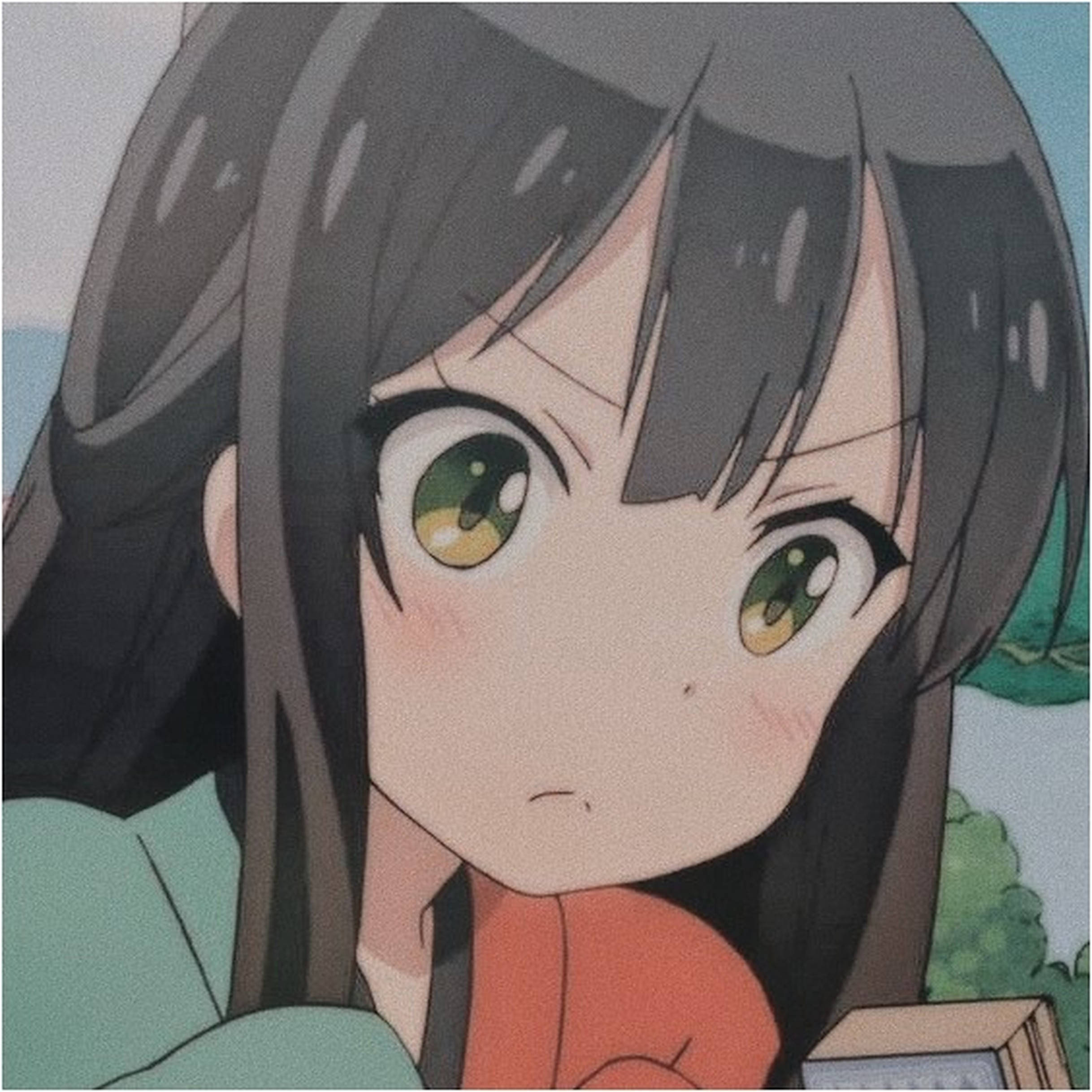 Anime PFP 桌布 壁紙 — 動漫女孩的近距離特寫，深色頭髮和綠色眼睛，微微低頭，臉頰泛紅。