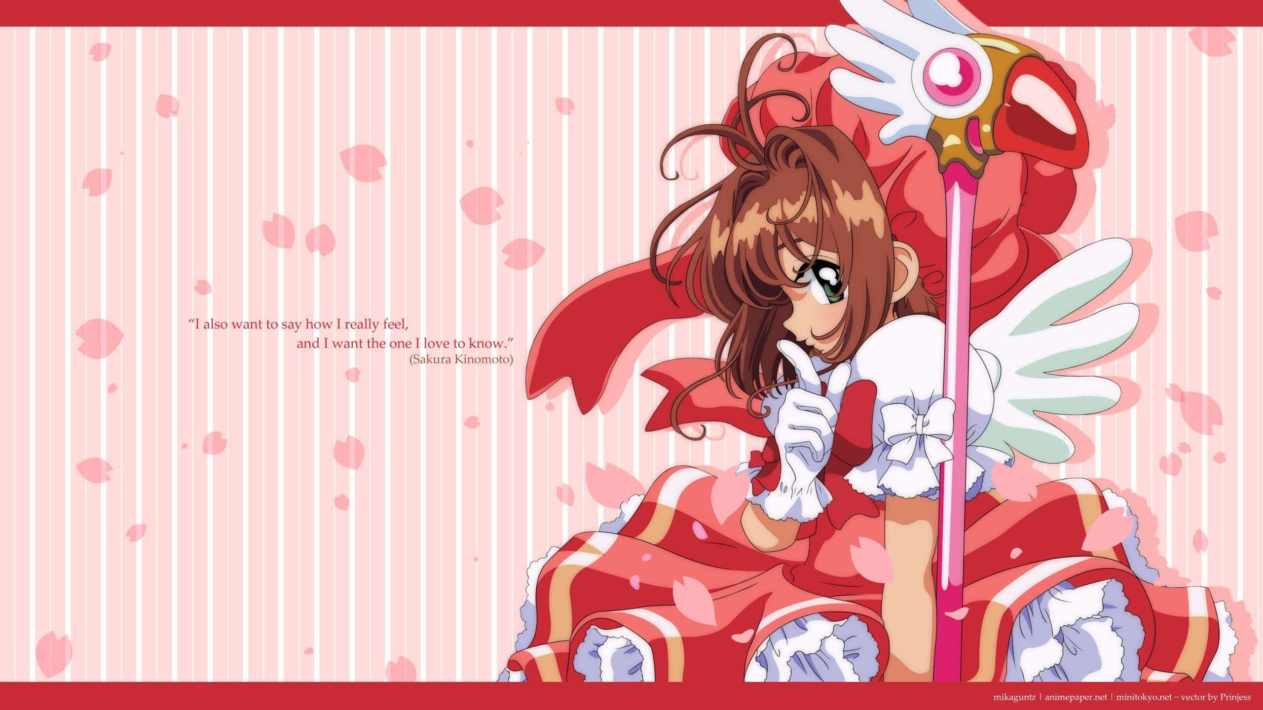 Sakura Kinomoto in Cardcaptor Sakura 壁紙 — 動漫女孩穿著紅白魔法服裝，在粉紅色條紋背景中，手持帶翅膀的杖，櫻花飄落。