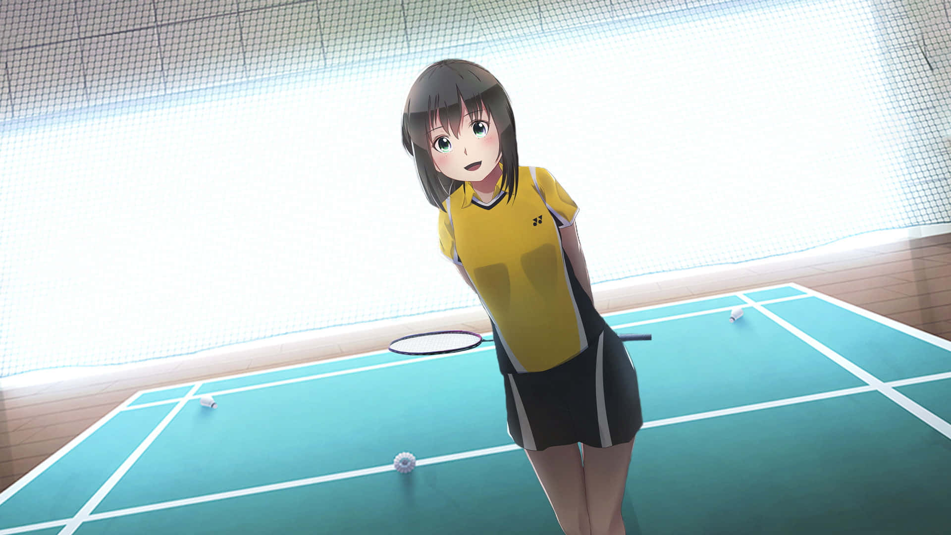 Badminton 桌布 壁紙 — 動漫女孩穿著黃色網球服，在明亮的室內球場上微笑著拿著球拍。