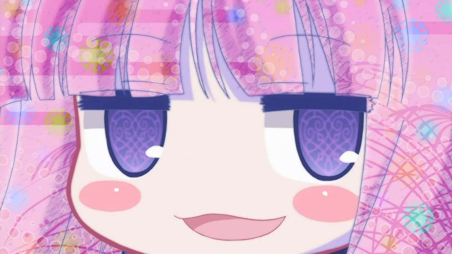 粉紅色頭髮和紫色眼睛的動漫女孩燦爛微笑。