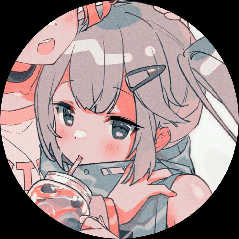 灰色頭髮的動漫女孩通過吸管啜飲珍珠奶茶。