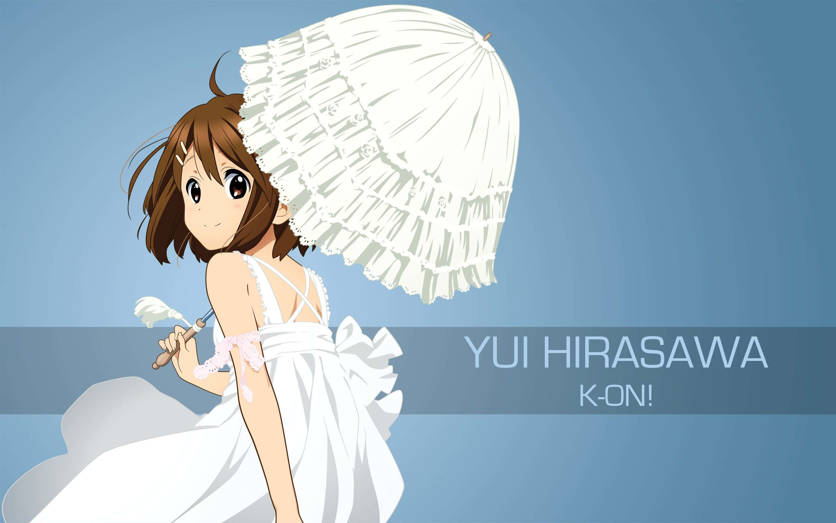 yui hirasawa 桌布 壁紙 — 動漫女孩身穿白色連衣裙，手持蕾絲陽傘，在柔和的藍色漸變背景上回頭微笑。