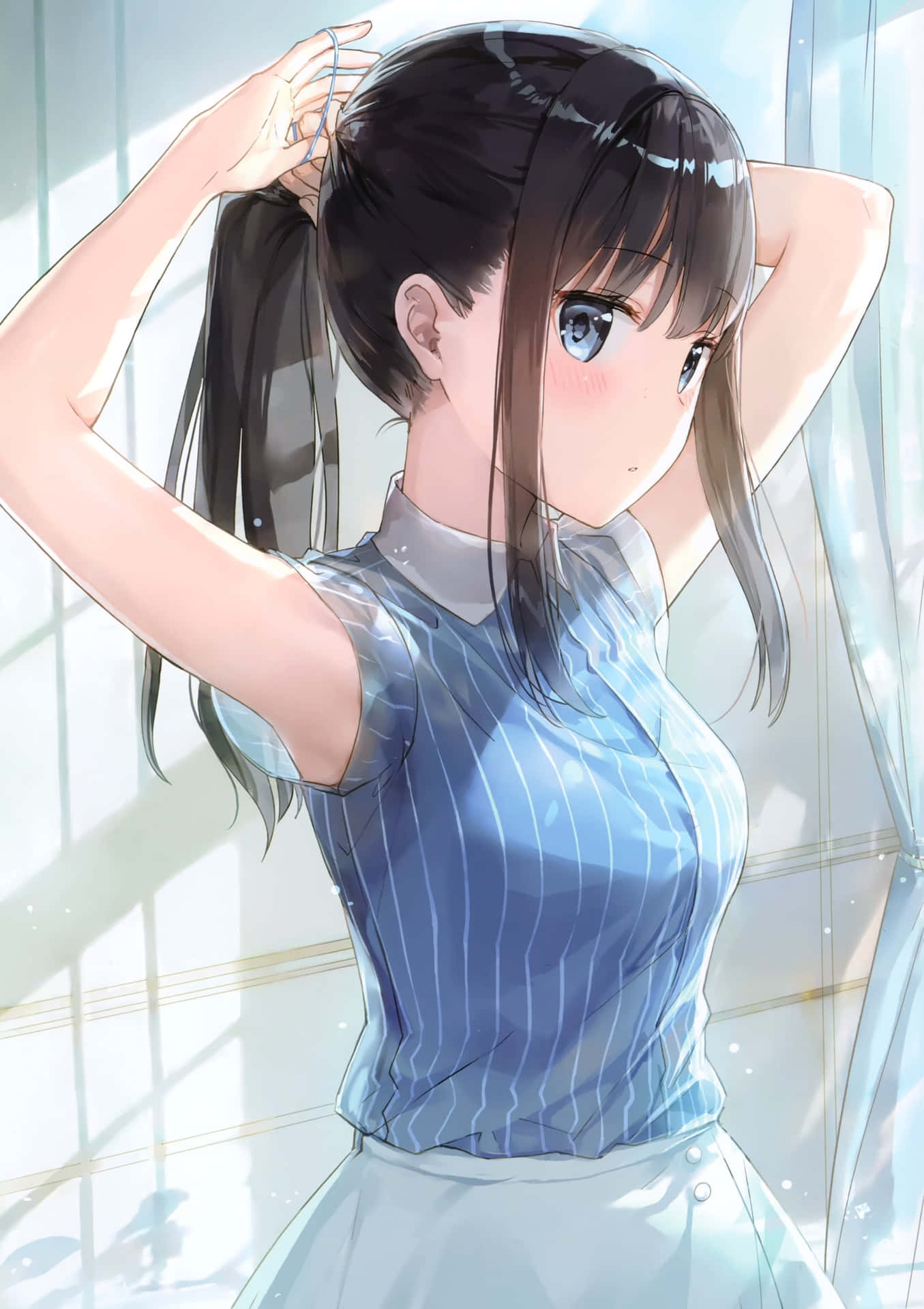 動漫女孩在陽光照射的窗邊將頭髮紮成馬尾辮。