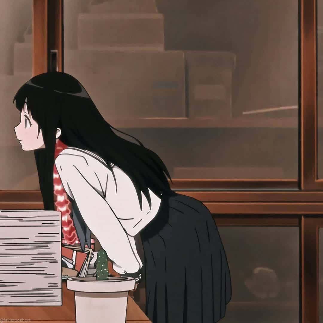 穿著校服的動漫女孩俯身在書桌上學習，旁邊有一盆仙人掌。