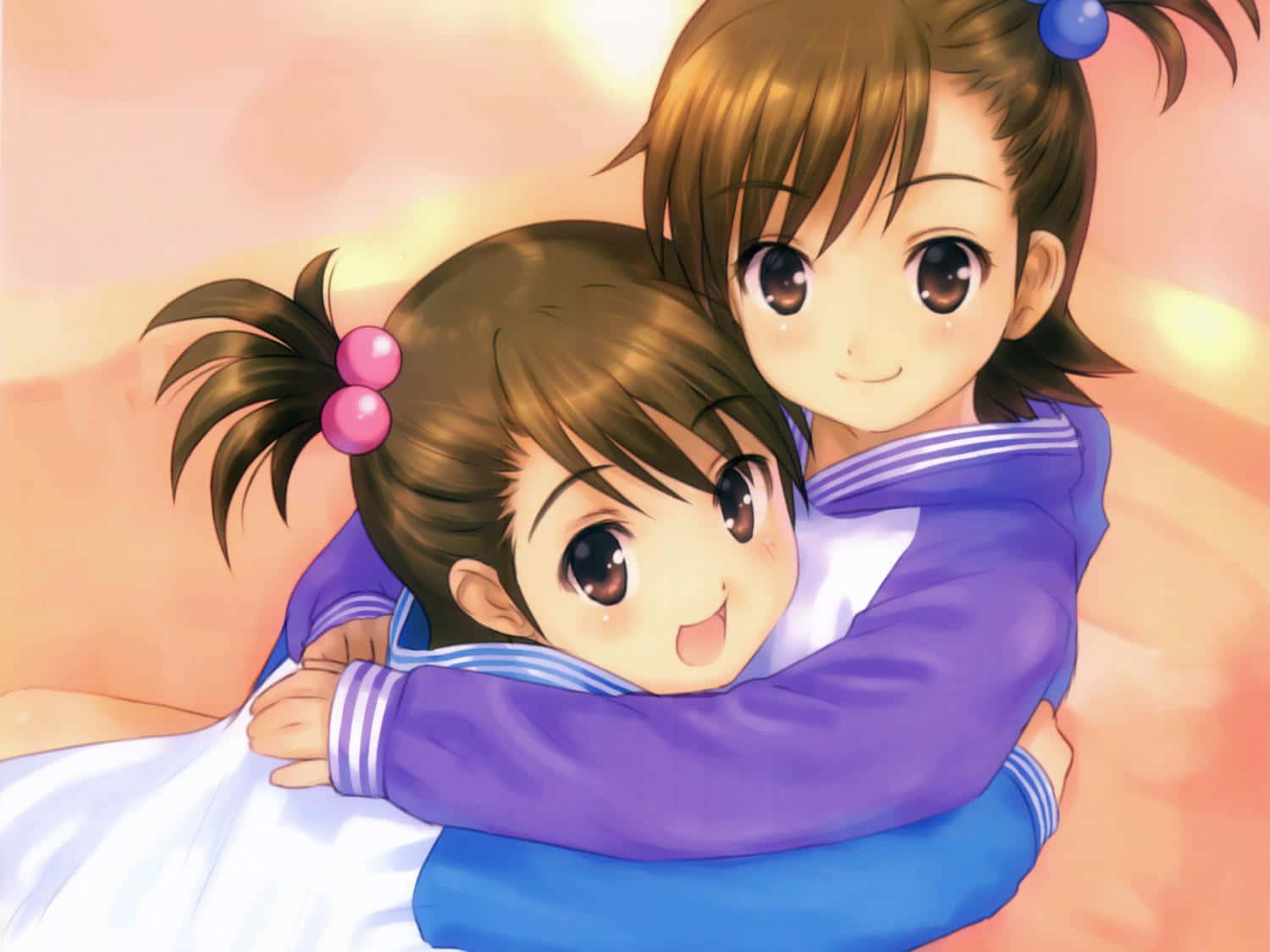 動漫姊妹擁抱照 壁紙 — 兩個穿著水手服嘅動漫女仔喺柔和蜜桃色背景中溫暖擁抱，帶有發光效果。
