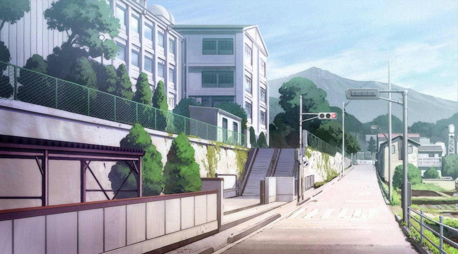 動漫街景，背景有學校建築和山脈