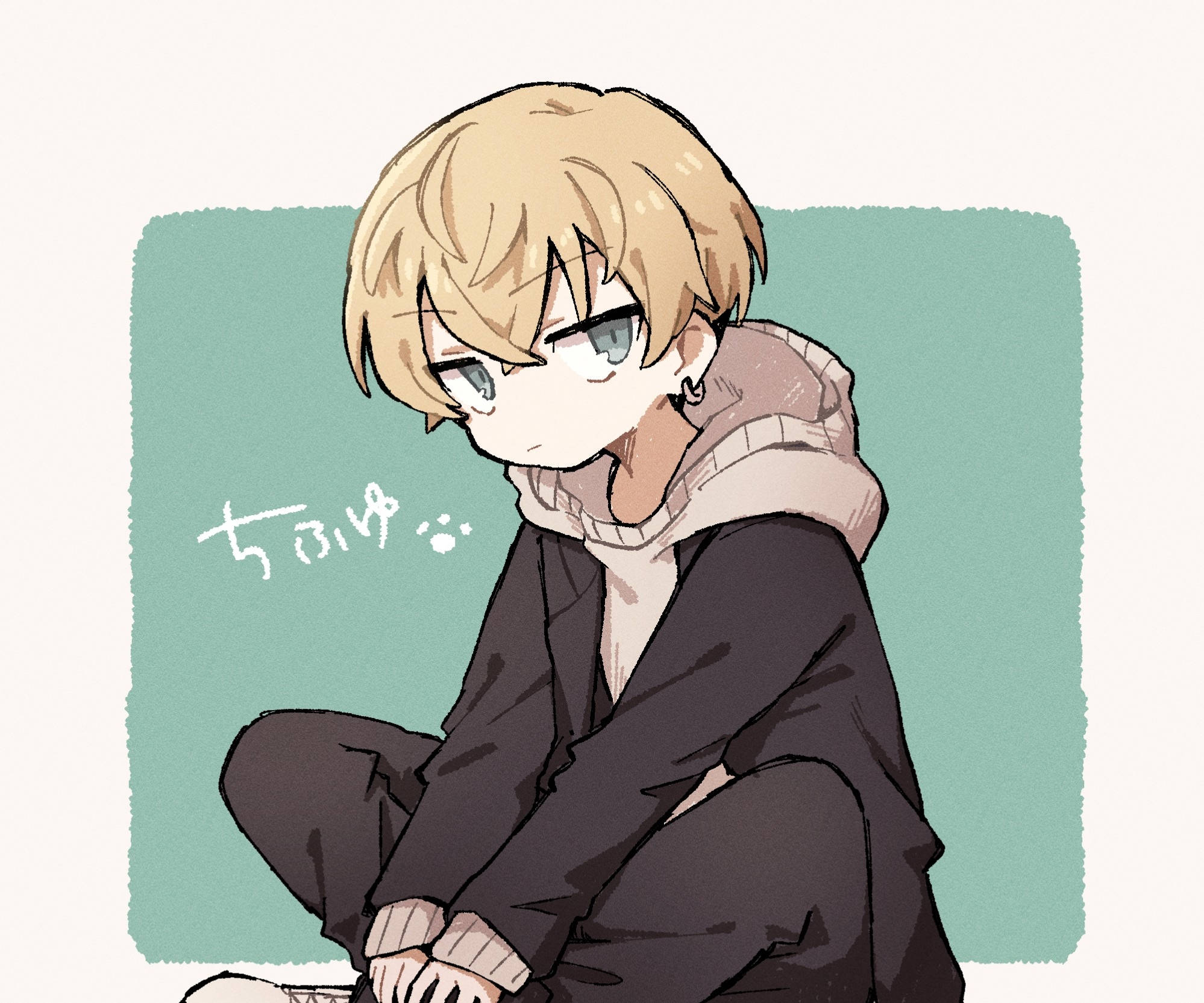 動漫宅男松野千冬 壁紙 — 一個金髮戴眼鏡的憂鬱動漫男孩，穿著連帽衫，蜷縮在青綠色背景前。