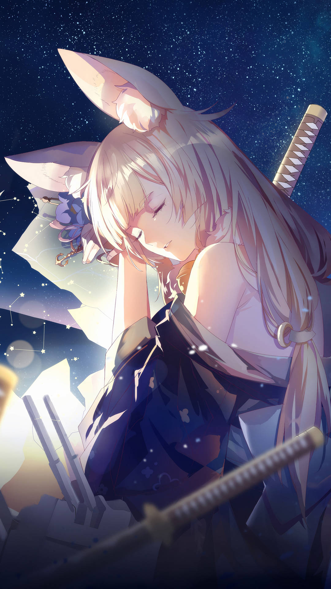 在星空下休息的擁有狐狸耳朵和劍的動漫女孩。