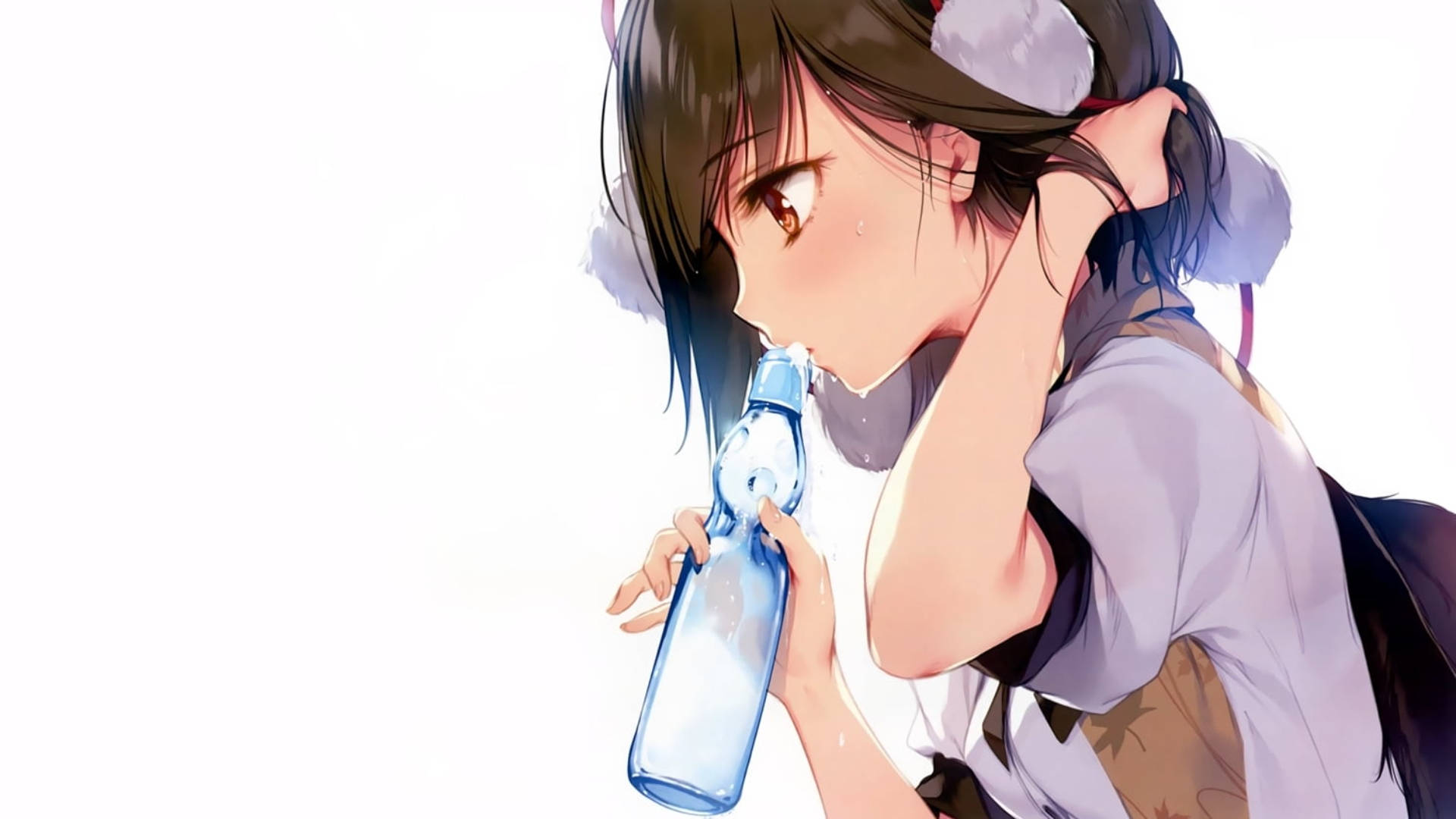 有貓耳的動漫女孩從藍色水瓶喝水。